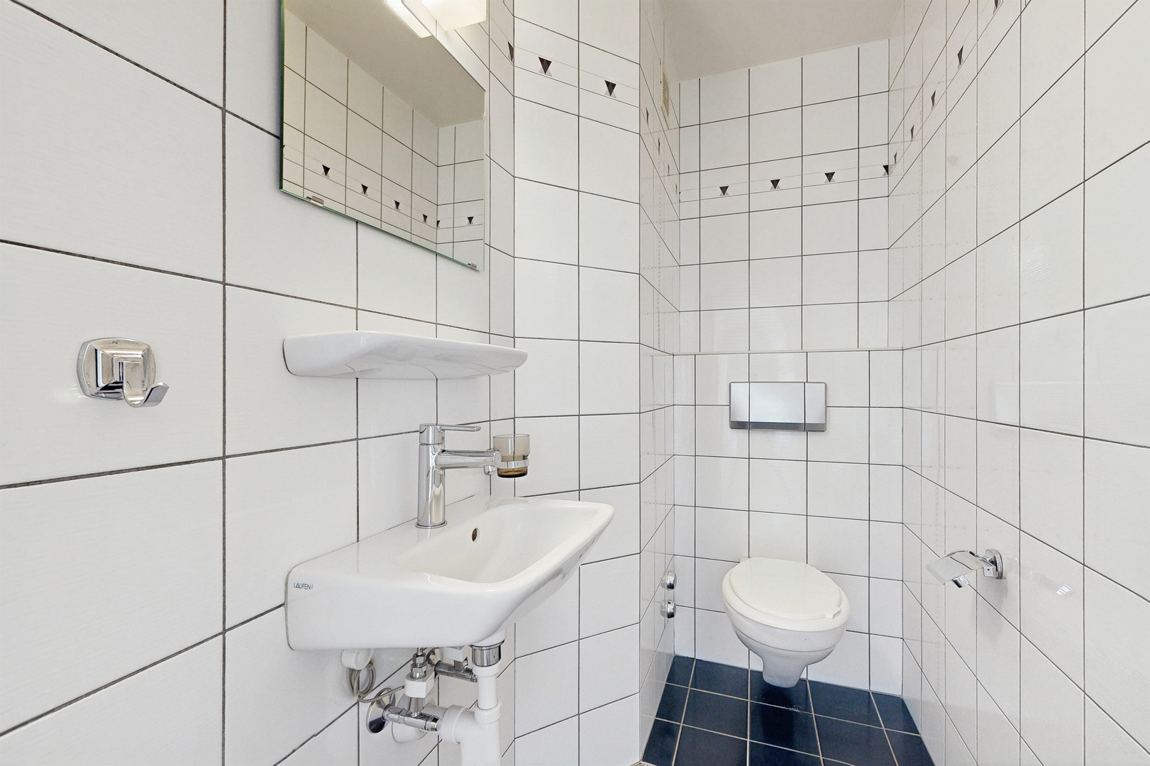 Kleines Gäste-WC mit Wand-WC und Handwaschbecken