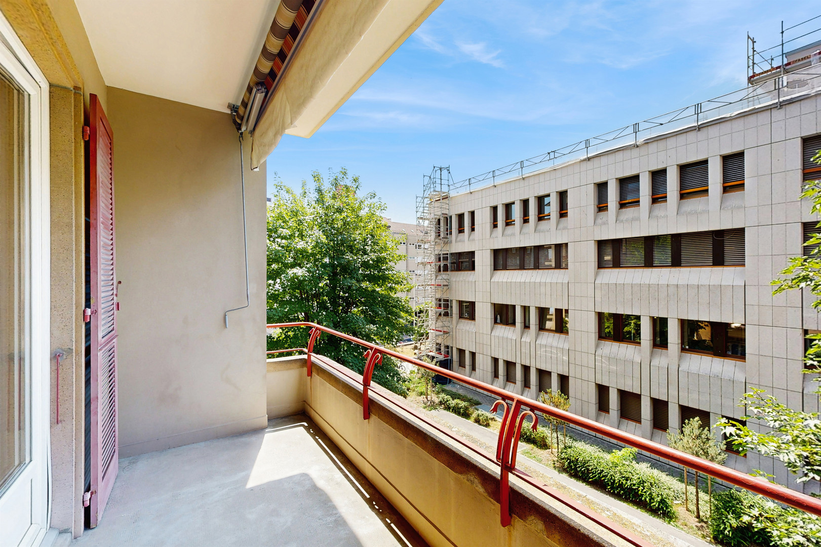 Balkon mit Ausblick auf modernes Wohngebäude