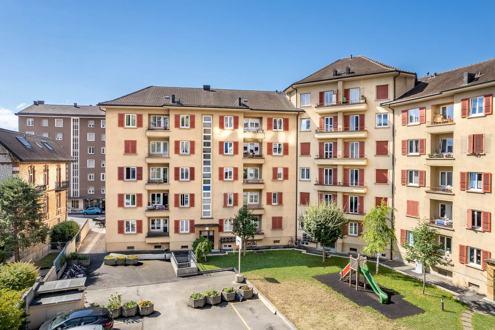 Innenhof eines Mehrfamilienhauses mit Spielplatz