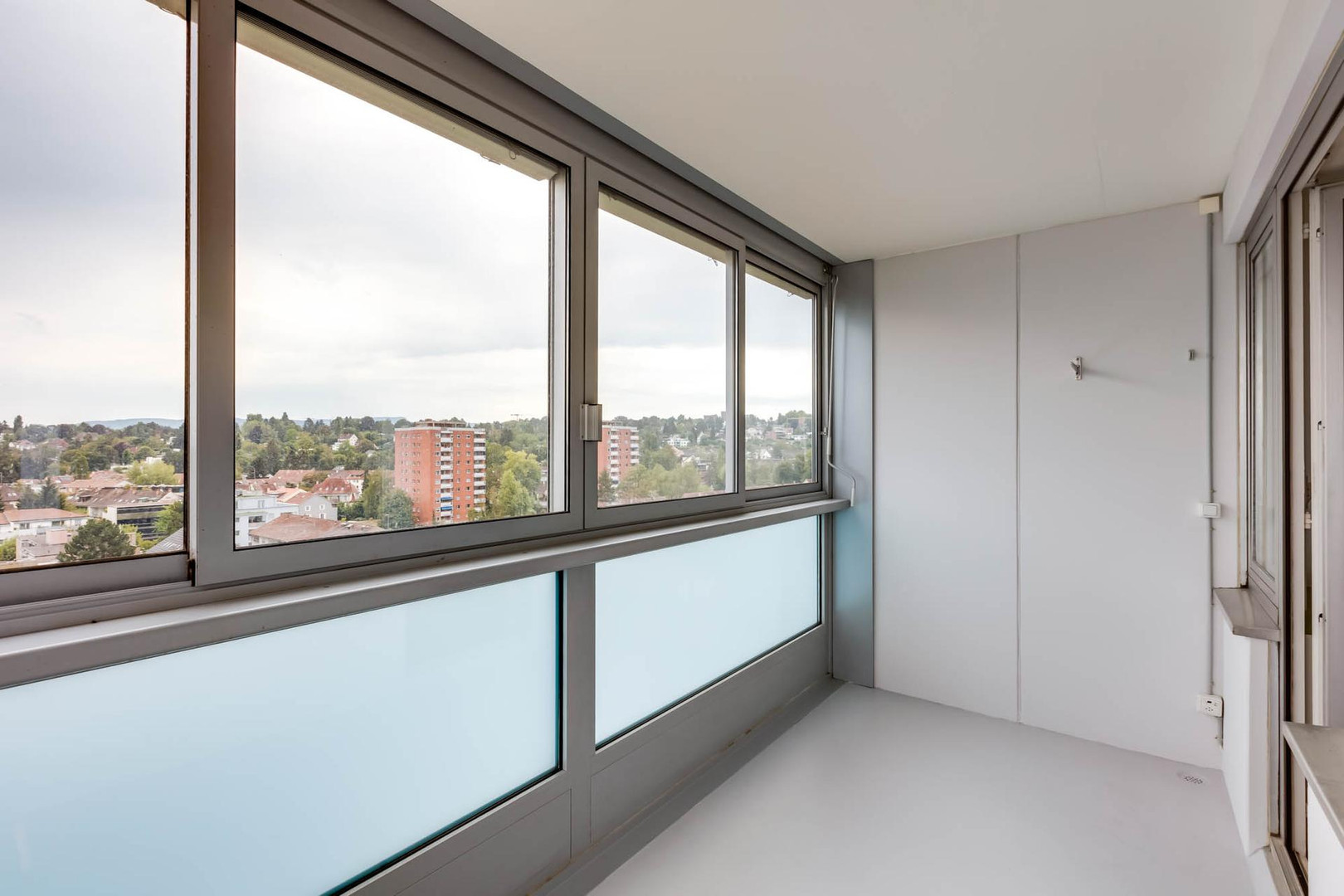 Verglaster Balkon mit Stadtblick