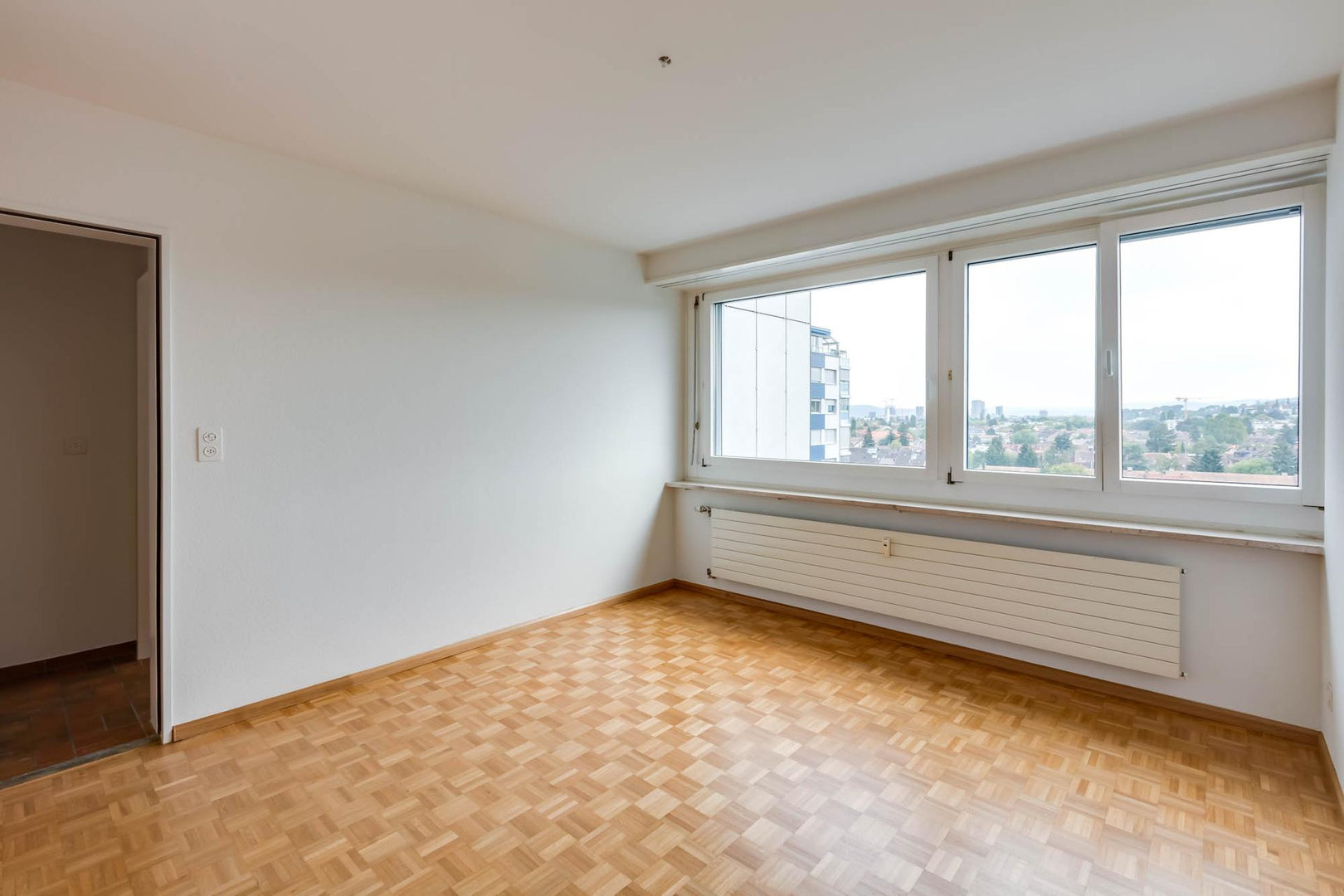Helles leeres Zimmer mit großem Panoramafenster