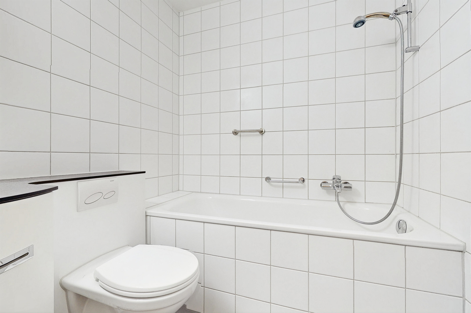 Badezimmer mit Badewanne und WC