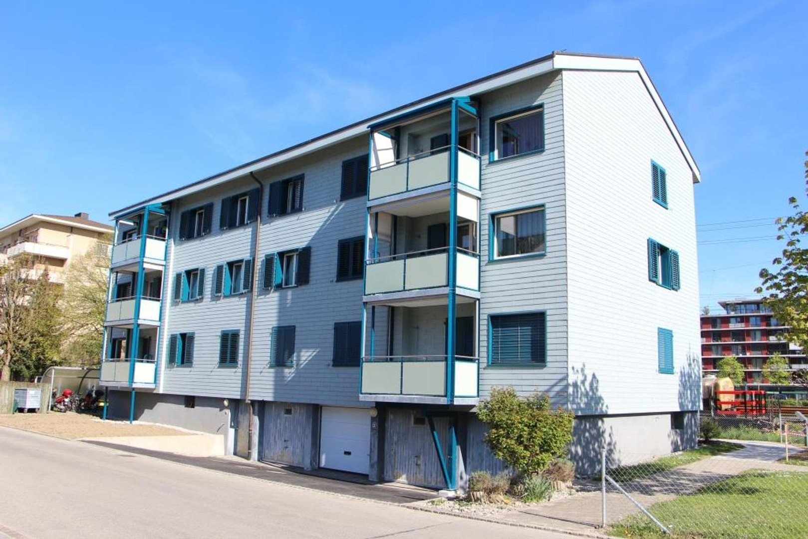 Mehrfamilienhaus mit Balkonen