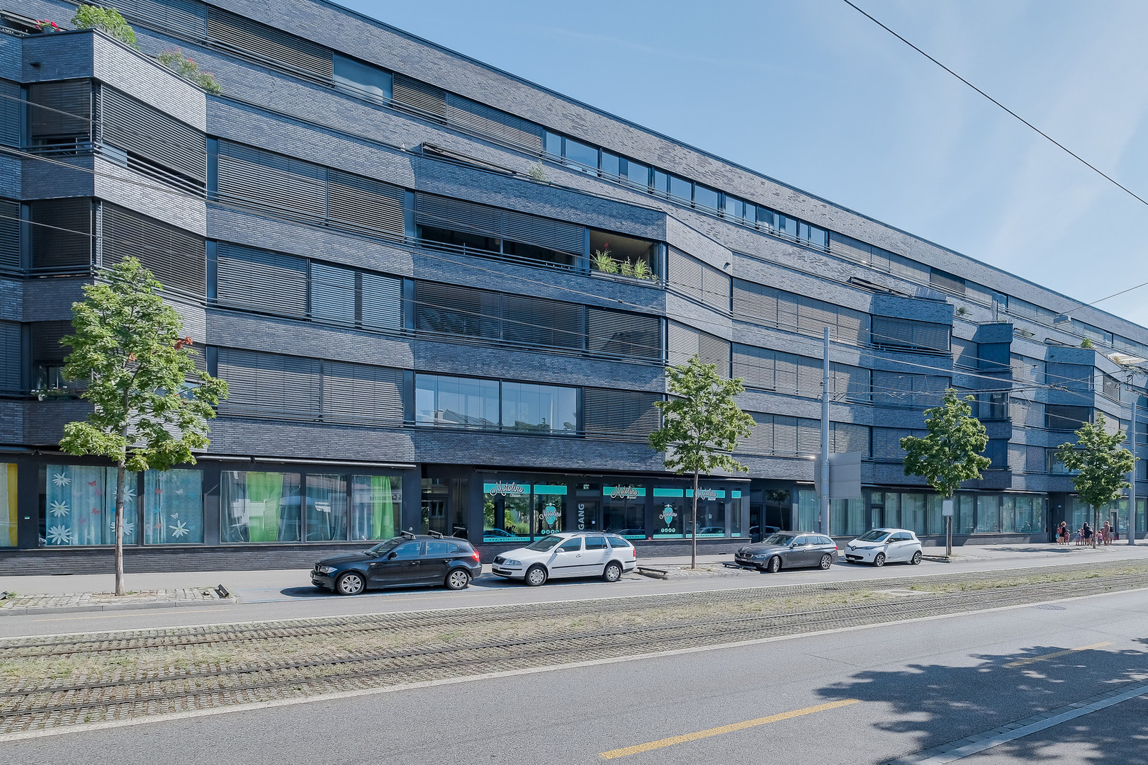 Moderne Straßenansicht eines Mehrfamiliengebäudes