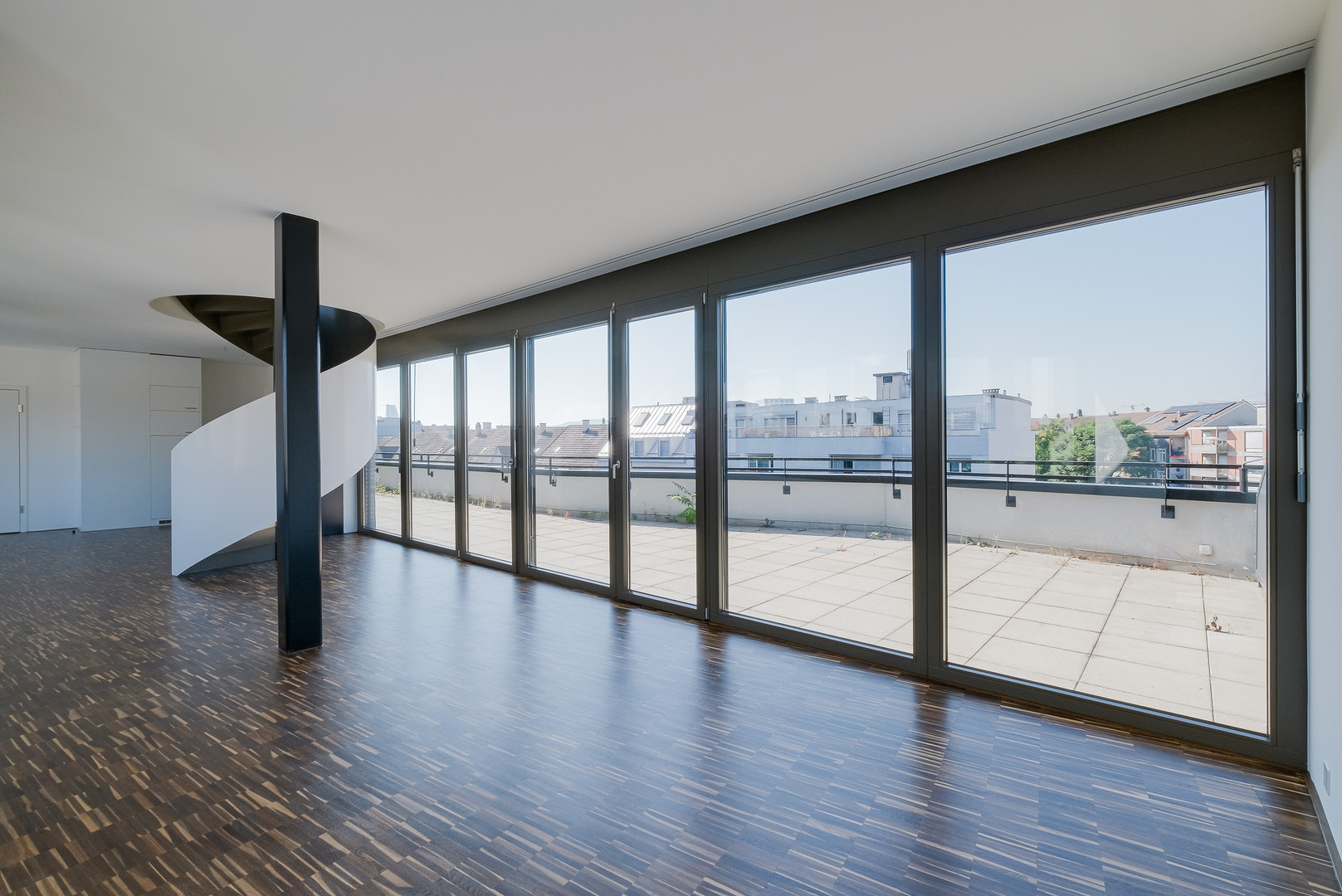 Dachterrassen-Wohnraum mit Panoramafenstern
