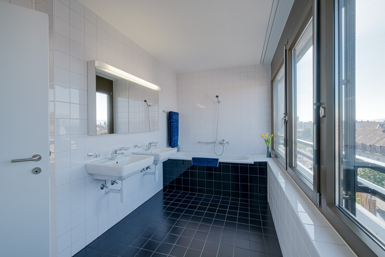 Modernes Badezimmer mit Doppelwaschbecken und Badewanne