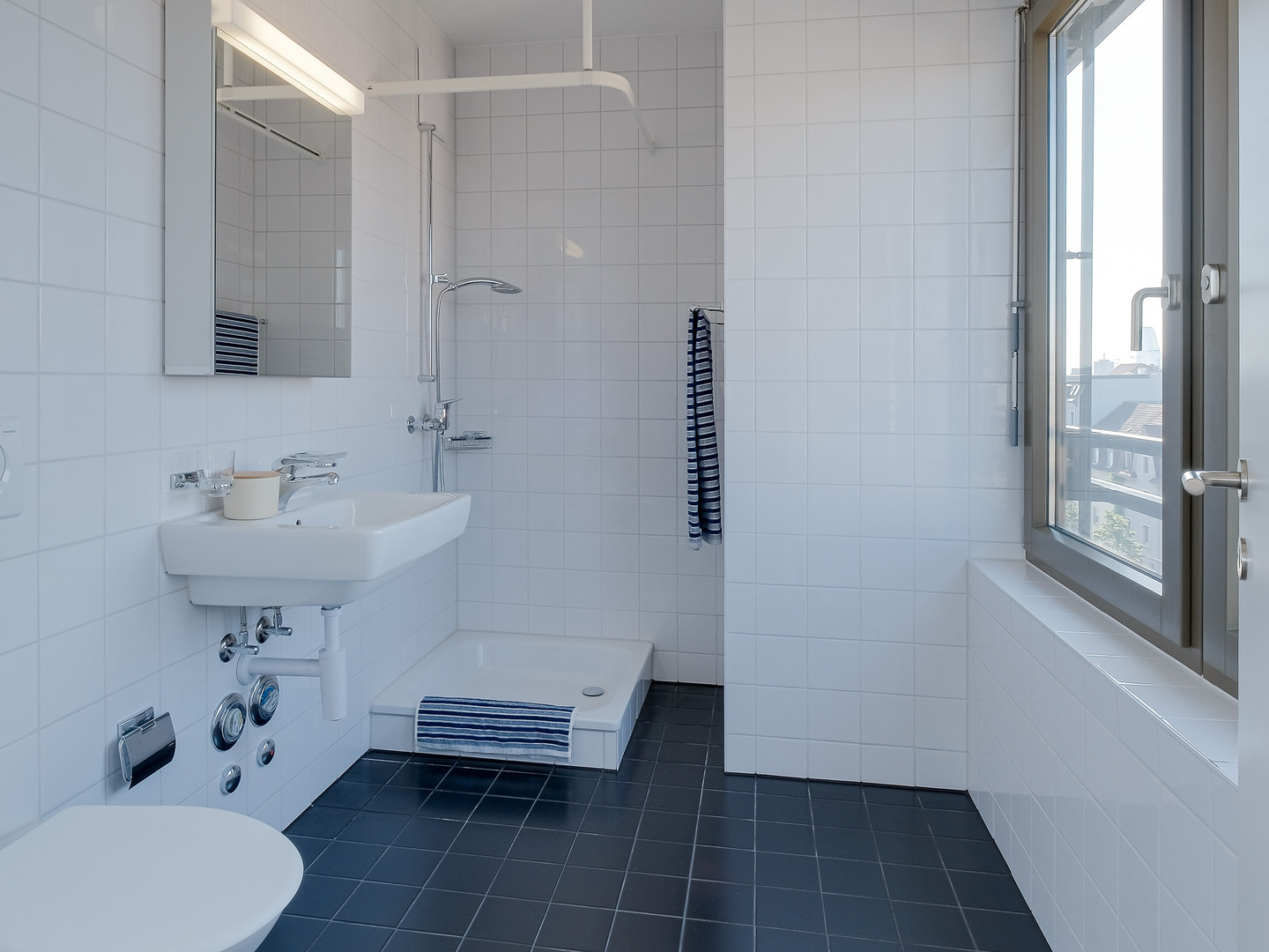 Modernes Badezimmer mit Dusche und Fenster