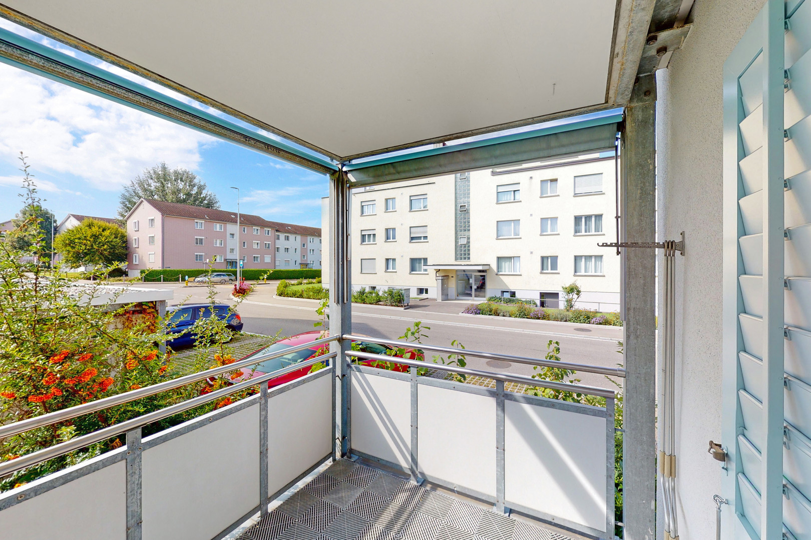 Balkon mit Blick auf Wohnanlage