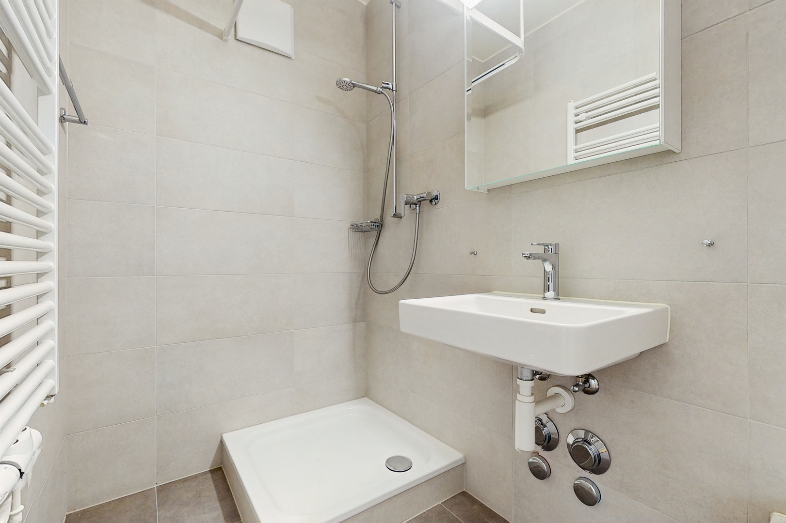 Modernes Badezimmer mit Dusche und Wandwaschbecken