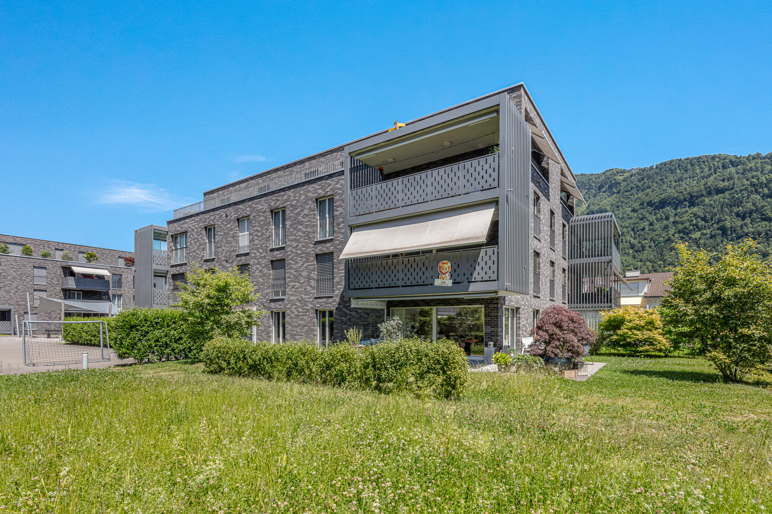 Modernes Mehrfamilienhaus mit begrüntem Umfeld