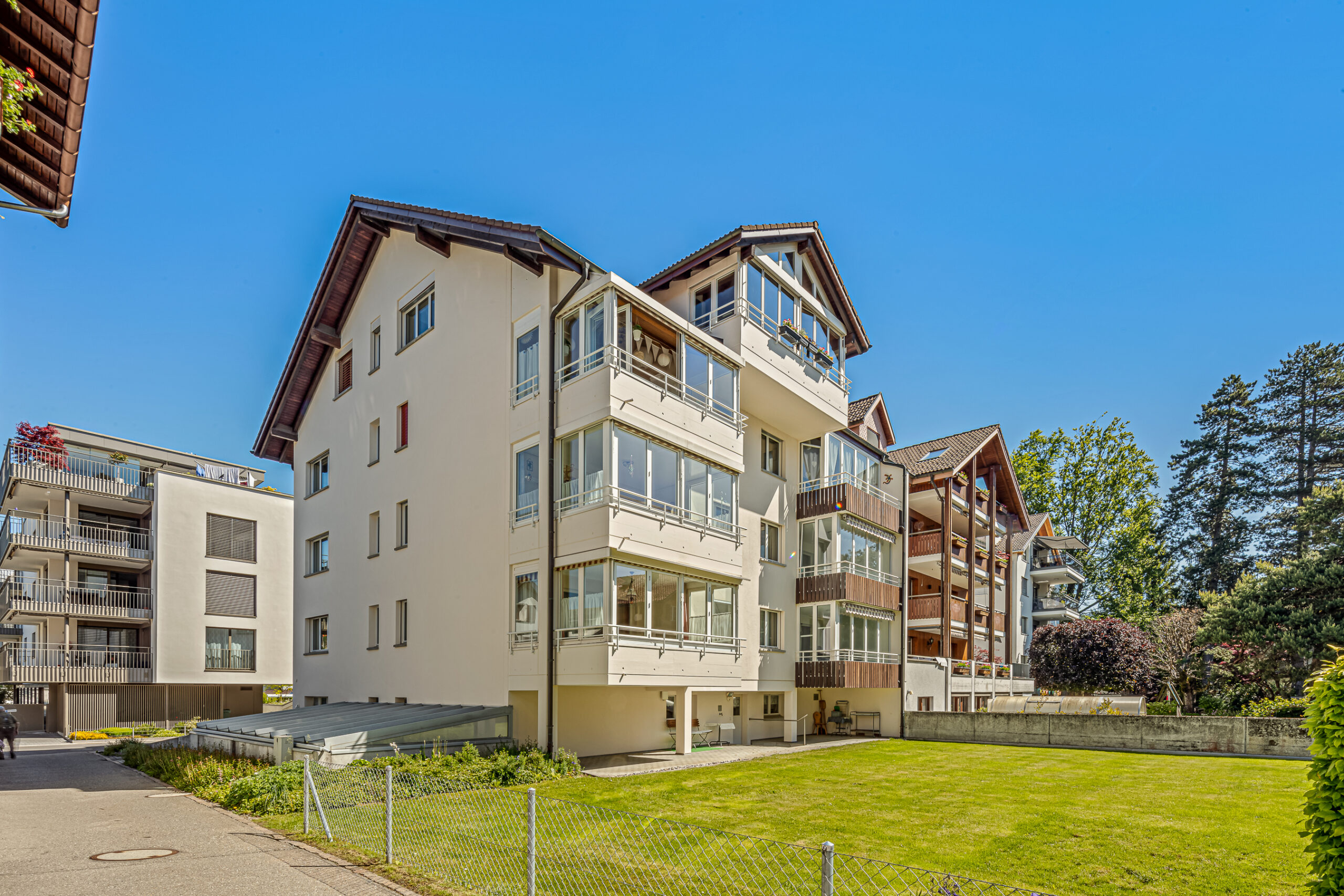 Mehrfamilienhaus mit Garten und Balkonen