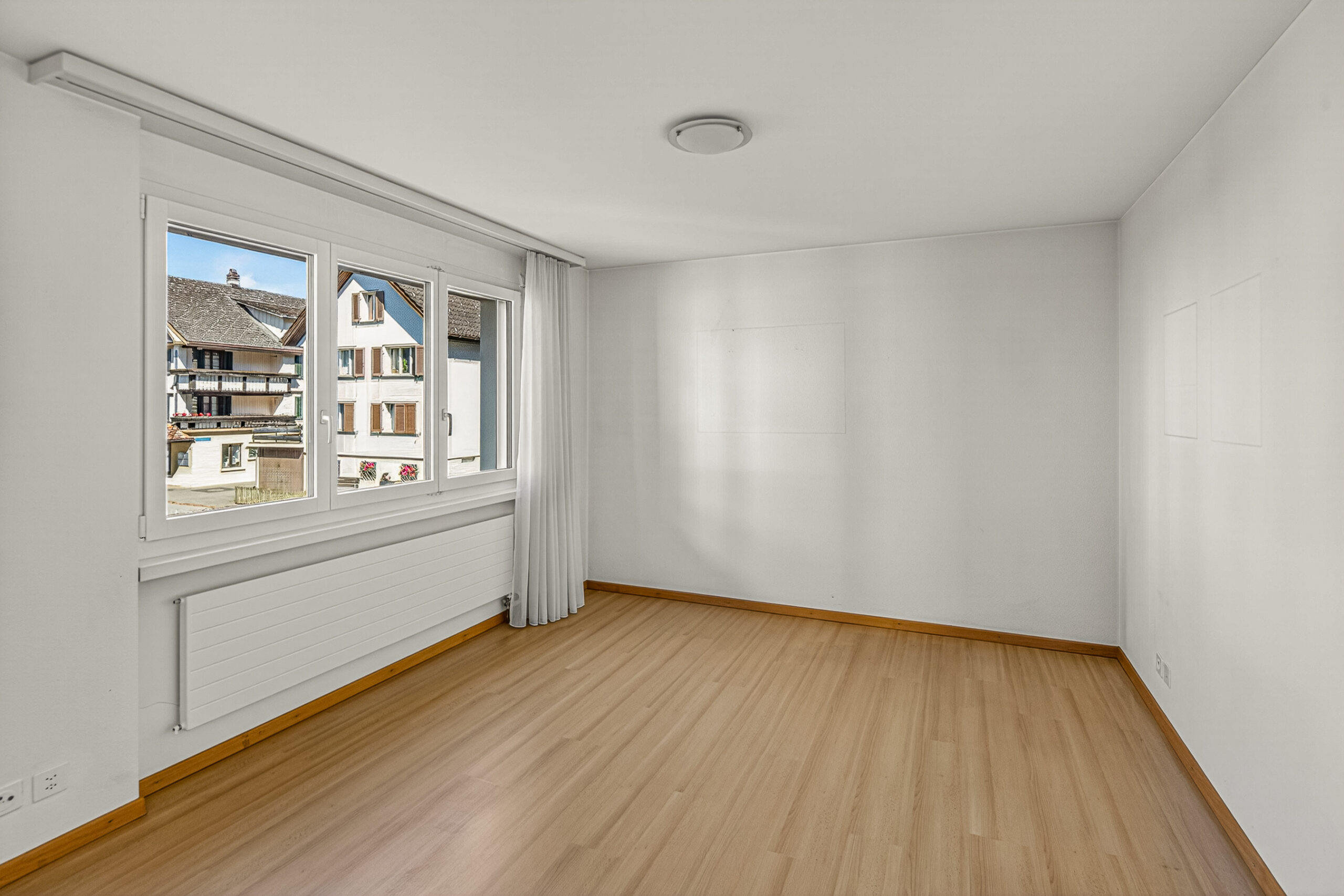 Leeres, helles Zimmer mit Ausblick