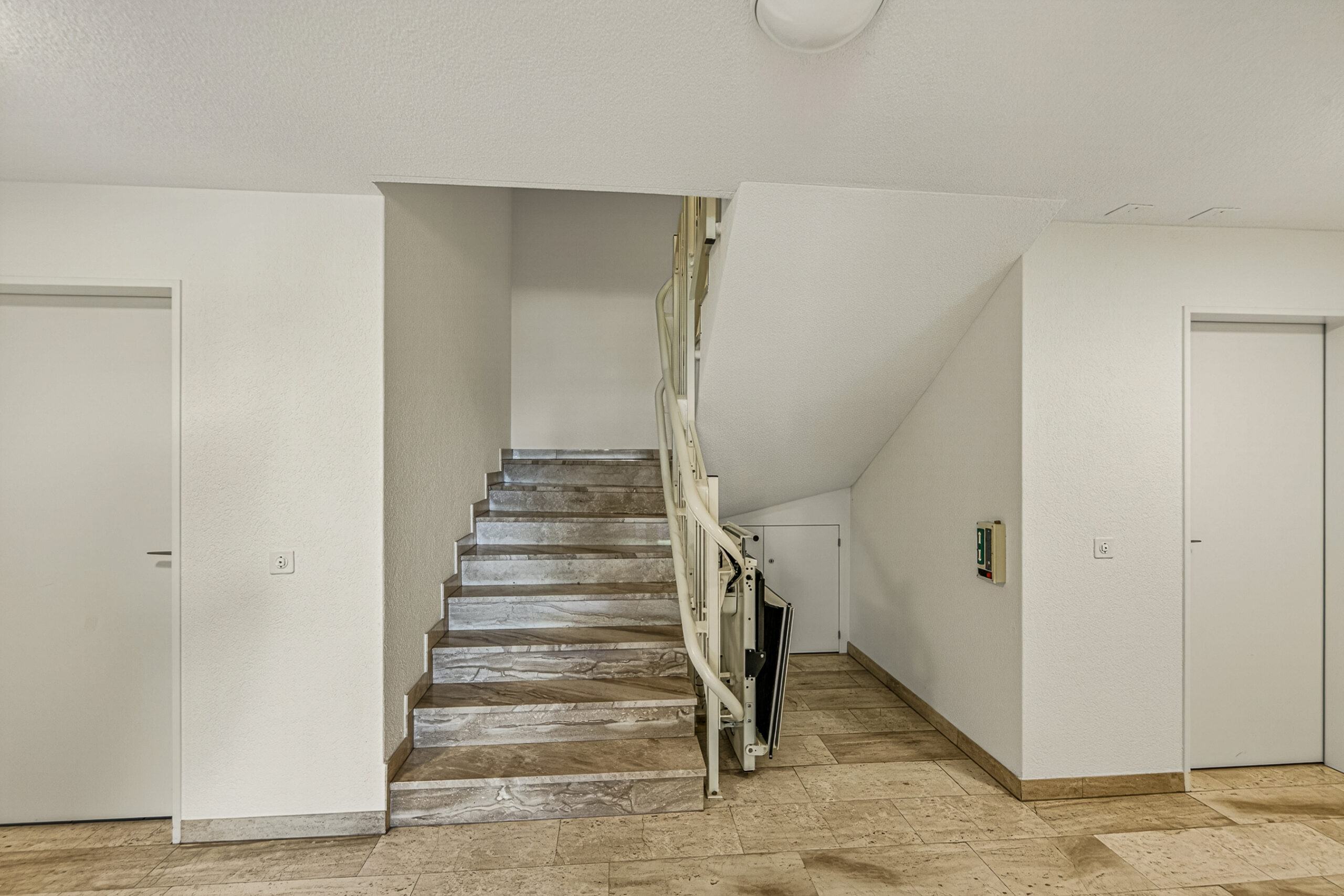 Treppenhaus mit Aufzug