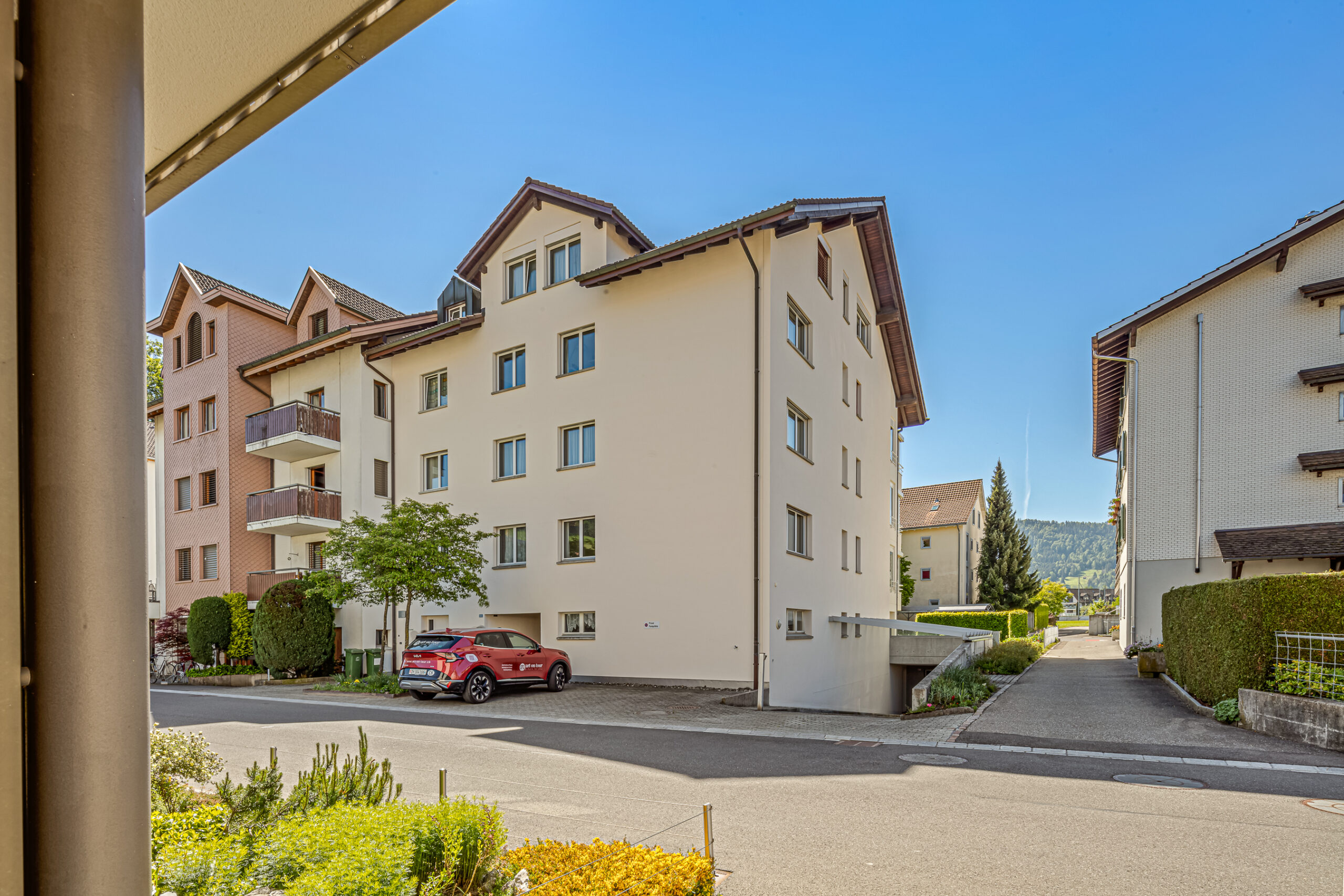 Wohnanlage mit Blick auf Nachbargebäude und Straße