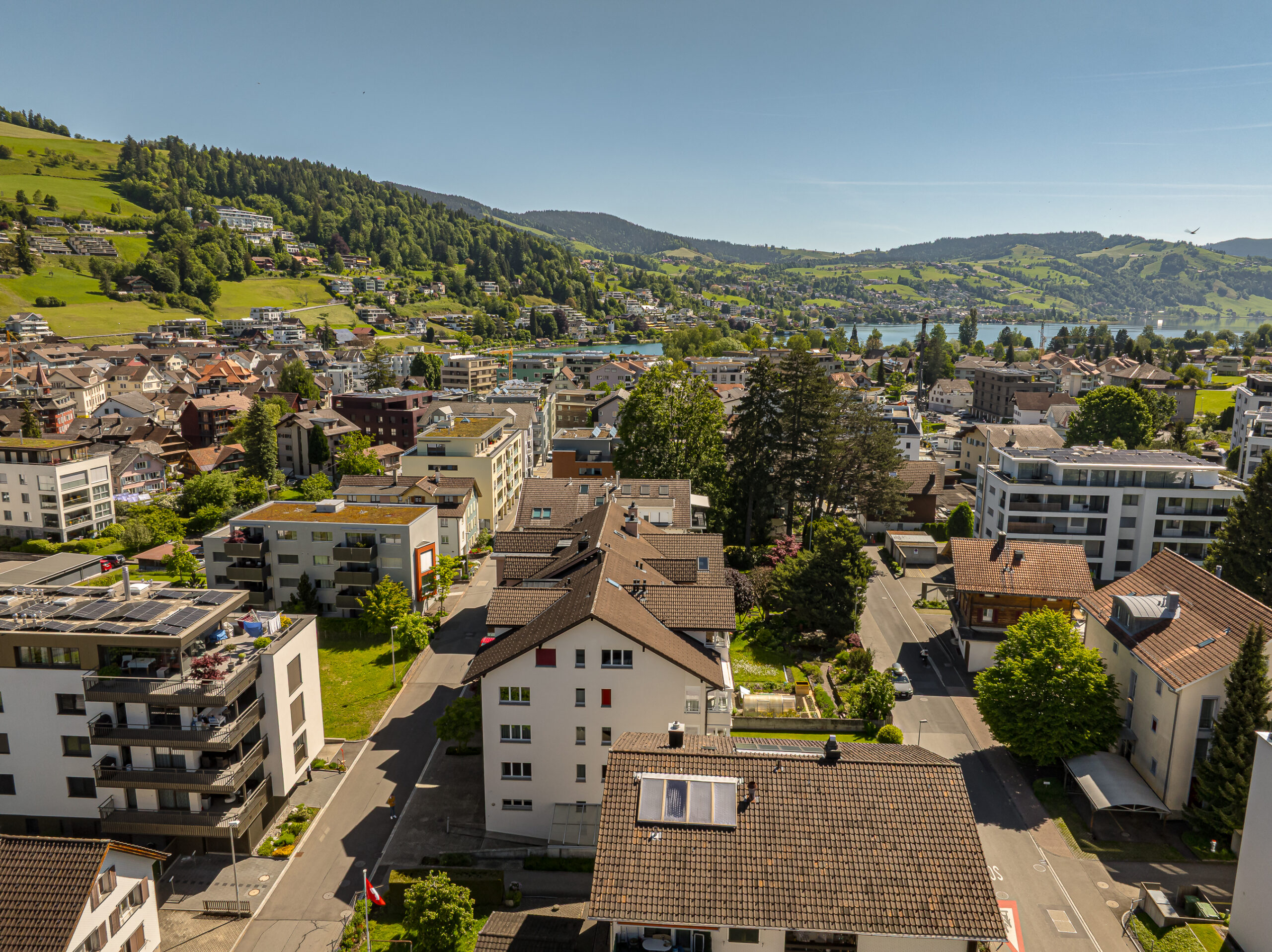 Stadt- und Seeblick von oben