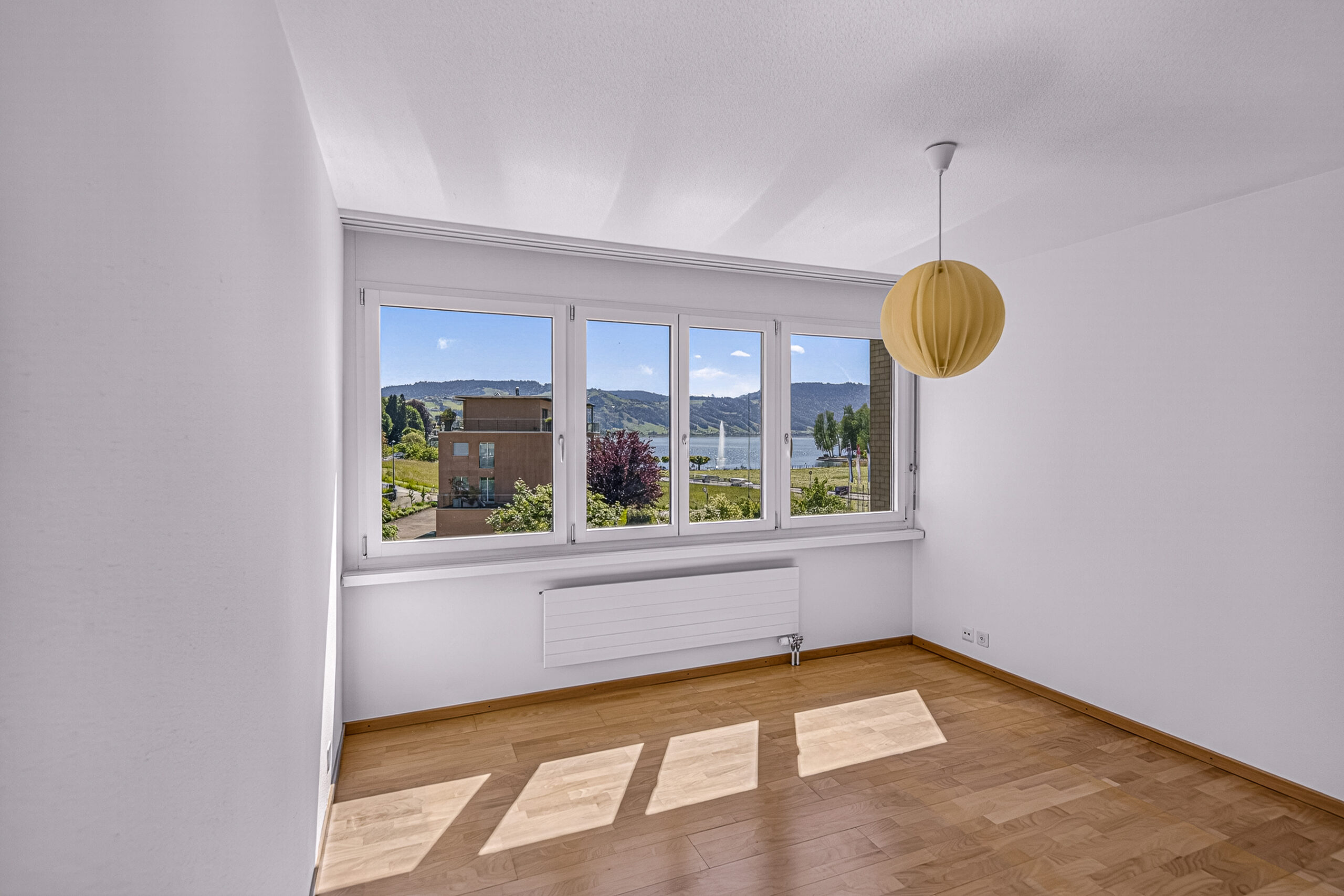 Heller leerer Wohnraum mit Seeblick