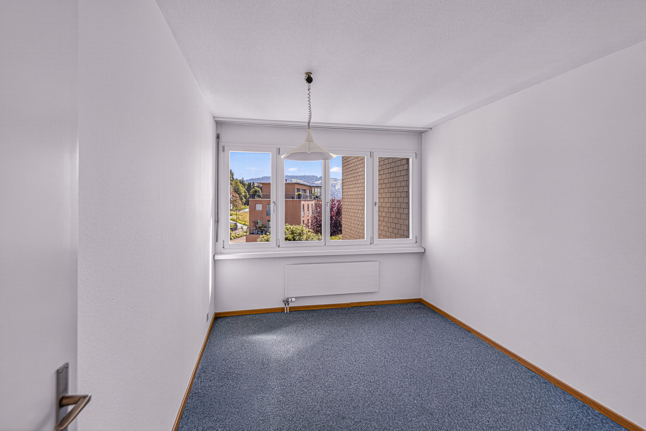 Kleiner leerer Raum mit Fenster
