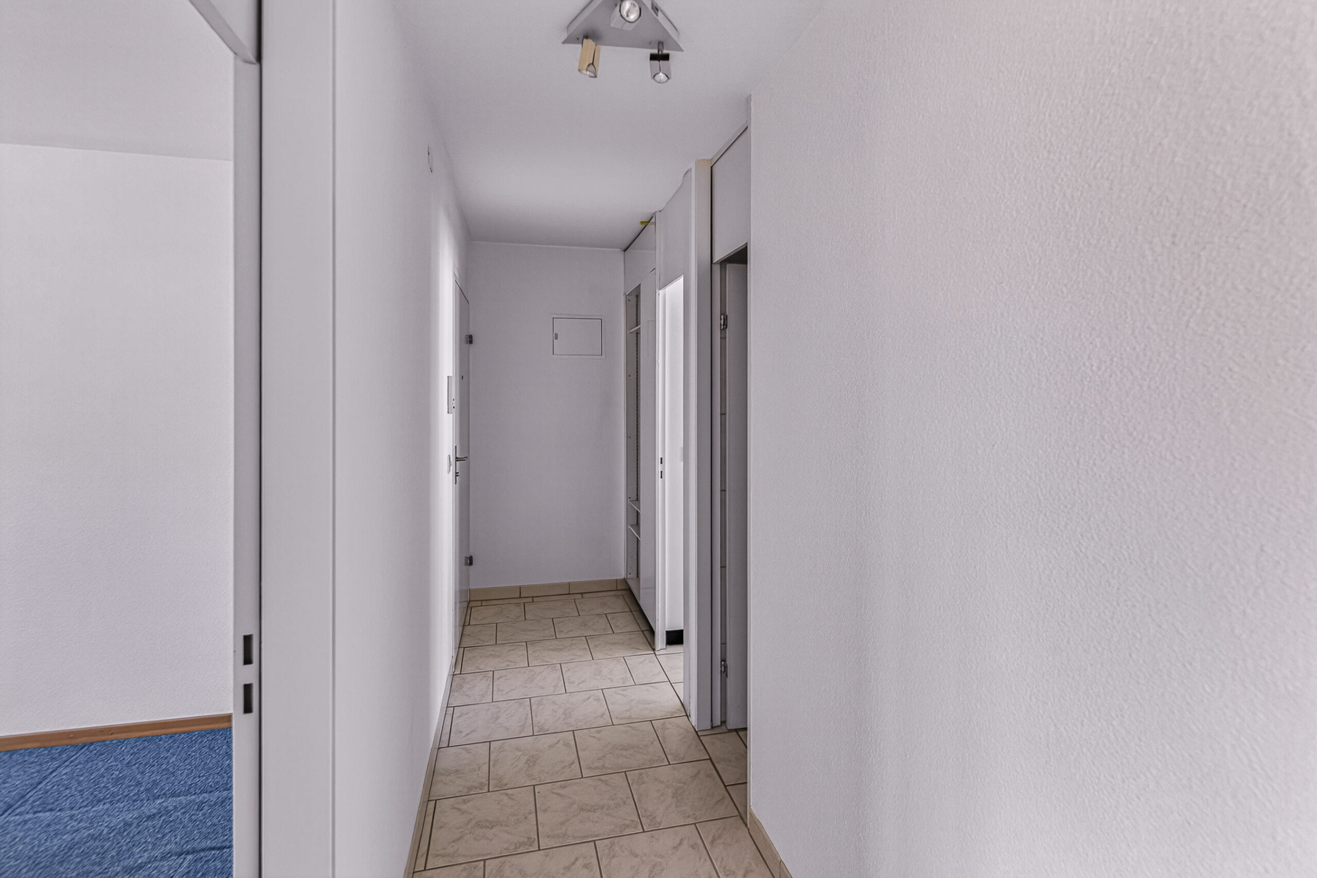 Heller Flur mit Fliesenboden