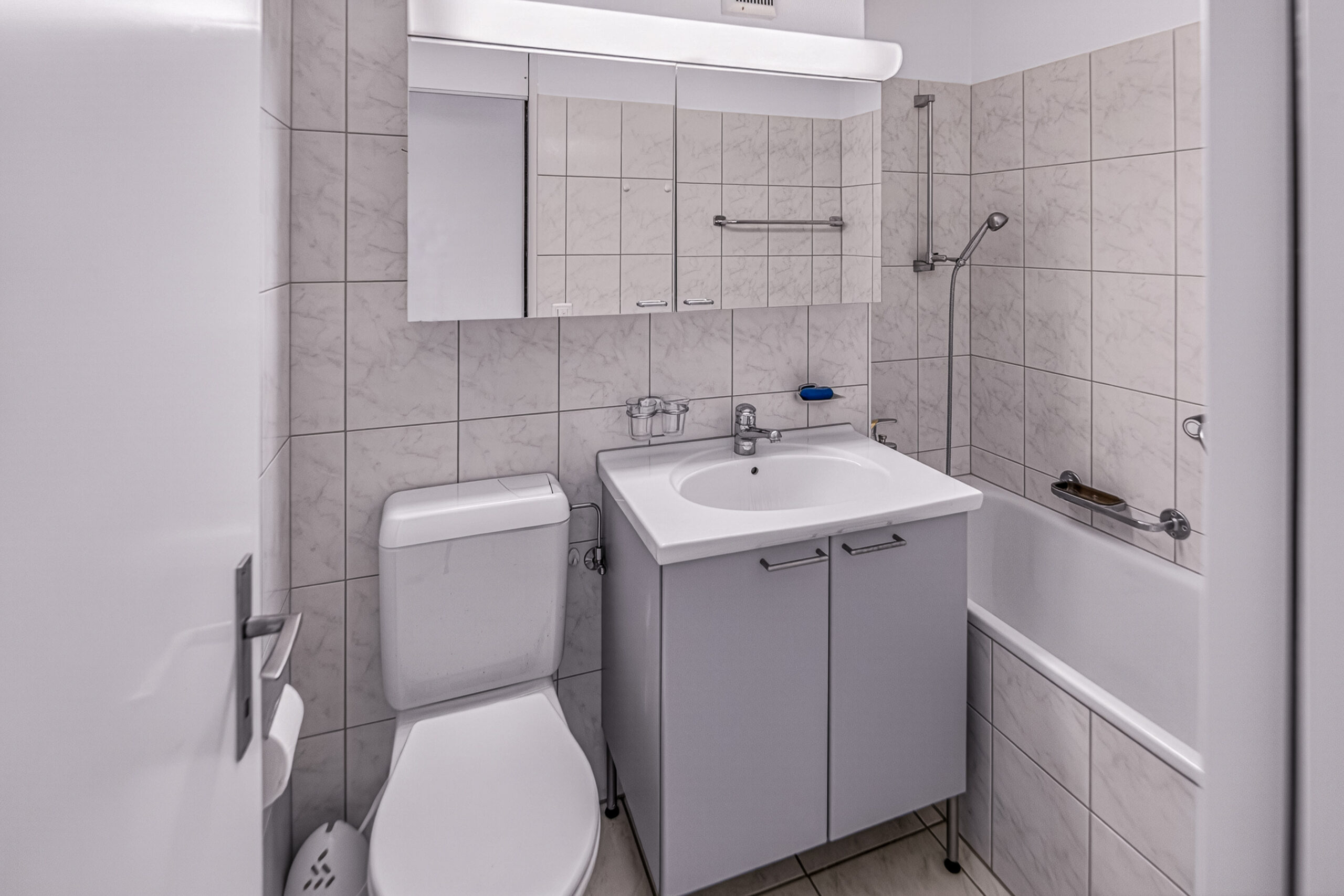 Kleines Bad mit Wanne, WC und Waschtisch
