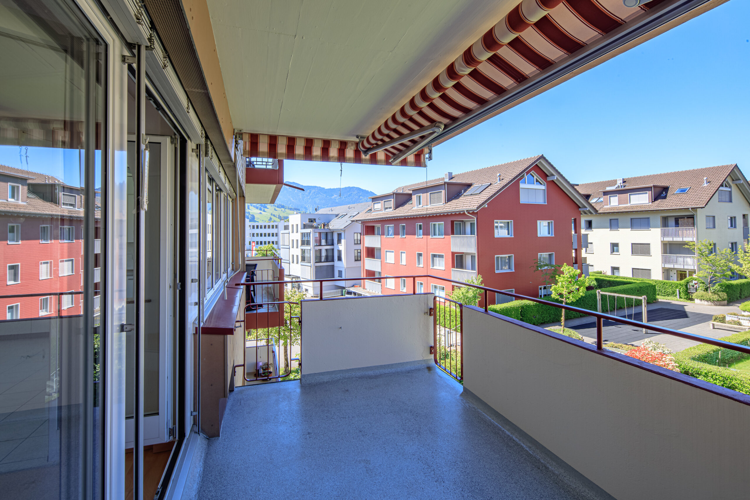 Balkon mit Berg- und Wohnsiedlungsblick