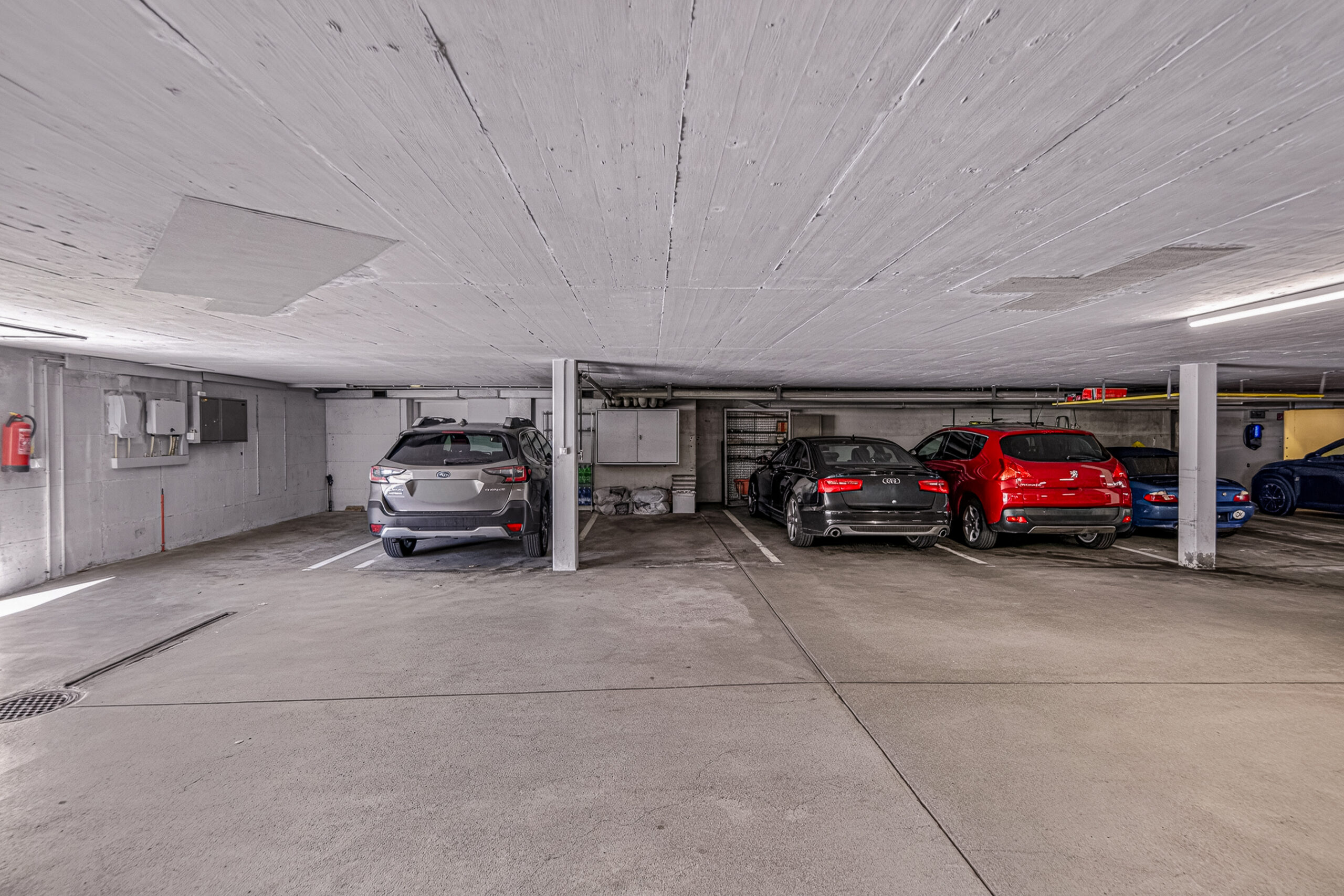 Tiefgarage mit mehreren geparkten Fahrzeugen