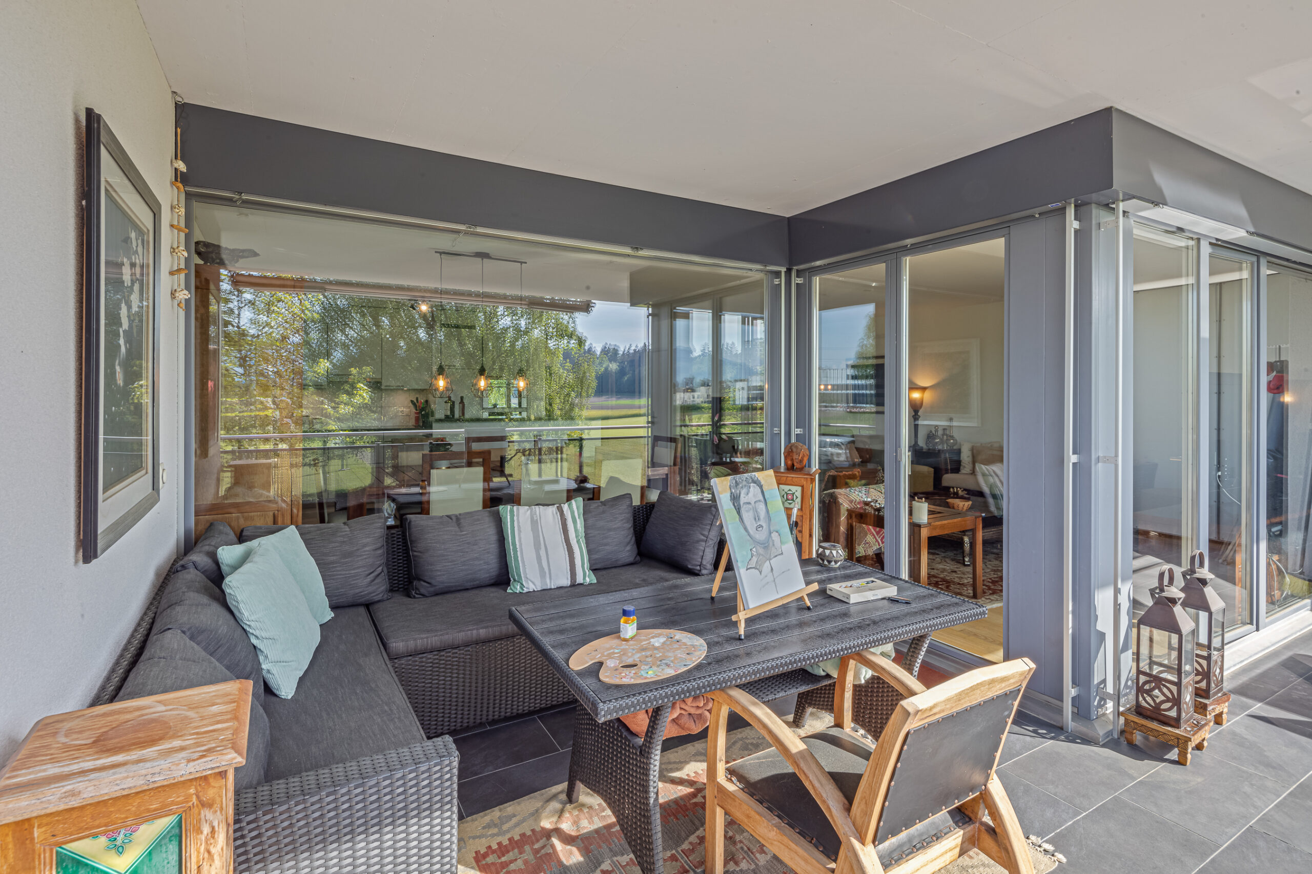 Überdachte Terrasse mit Sitzgruppe