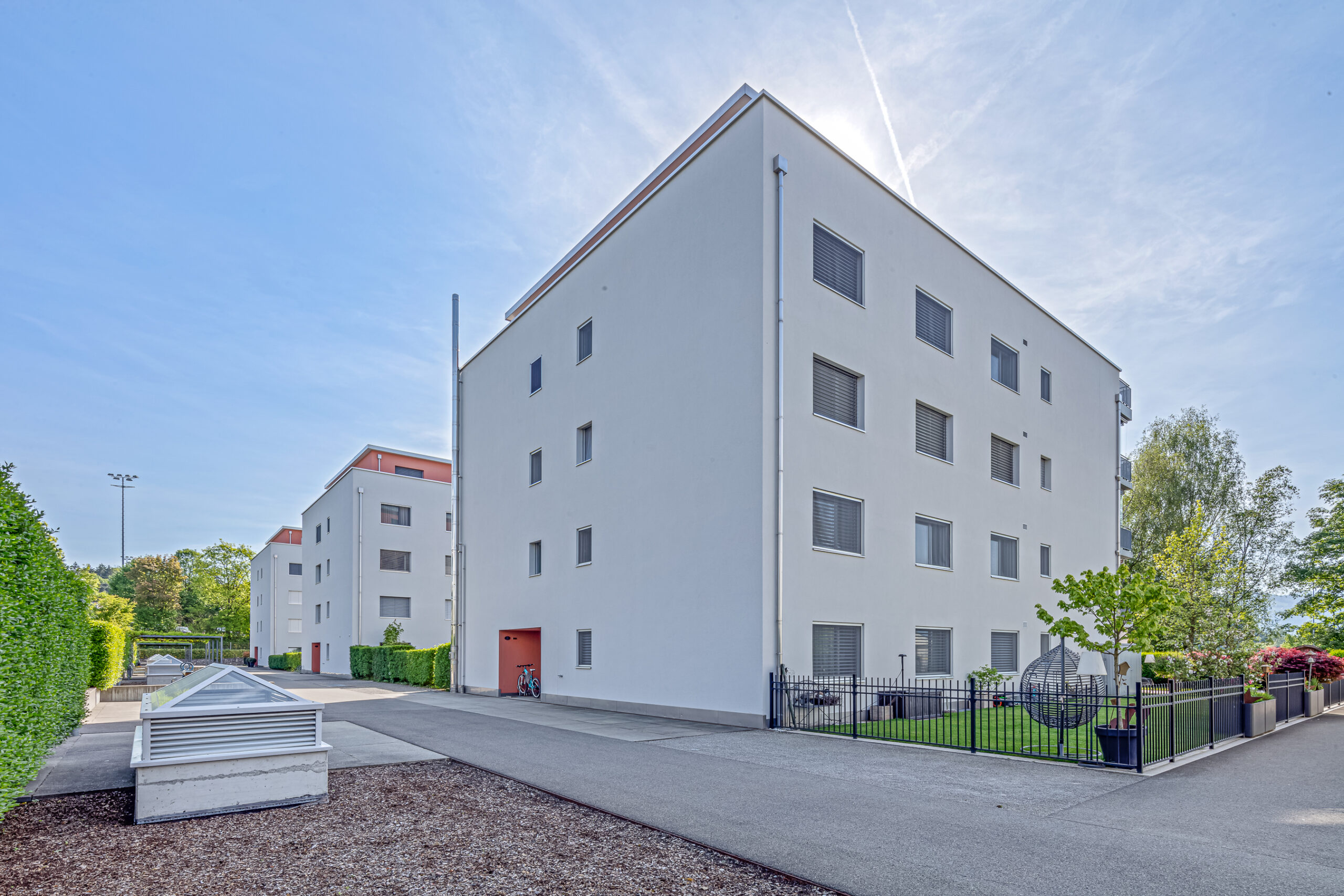 Moderne Wohnanlage mit mehreren Mehrfamilienhäusern