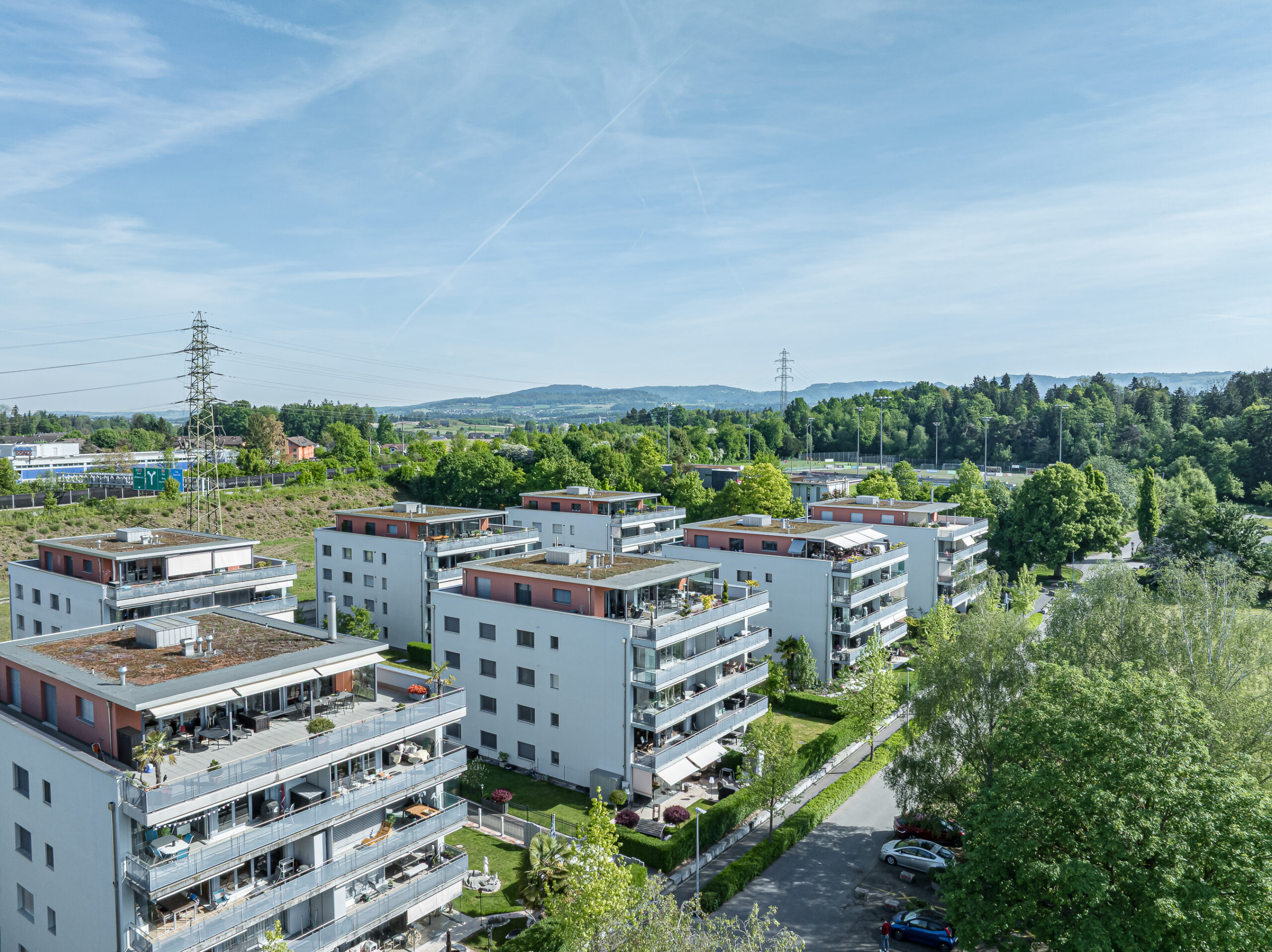 Moderne Wohnanlage mit Blick ins Grüne