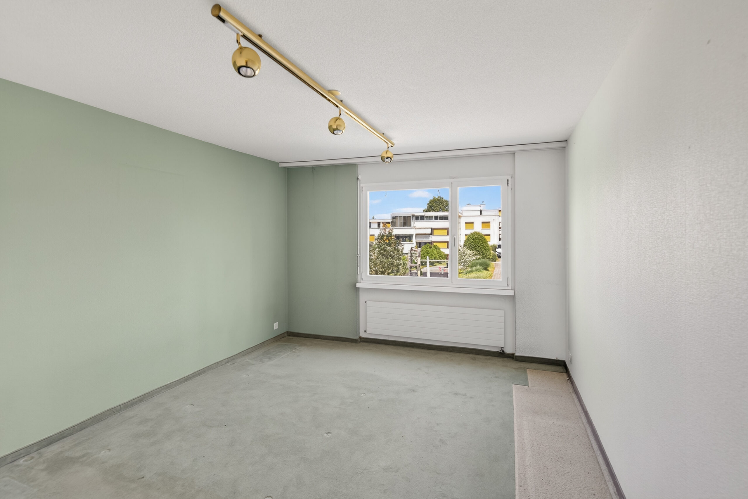 Leeres Zimmer mit Fenster und Deckenleuchte