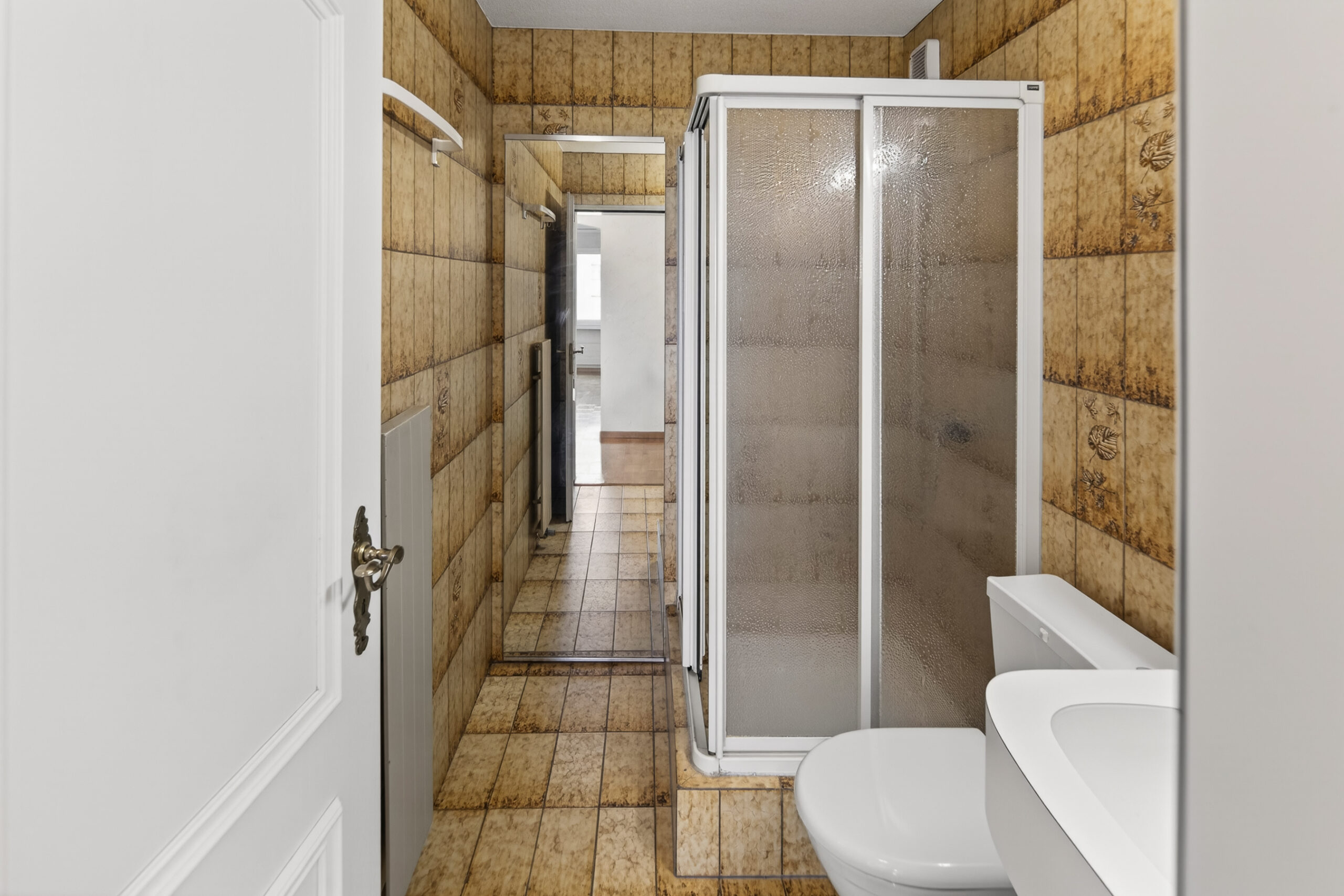 Kompaktes Badezimmer mit Dusche