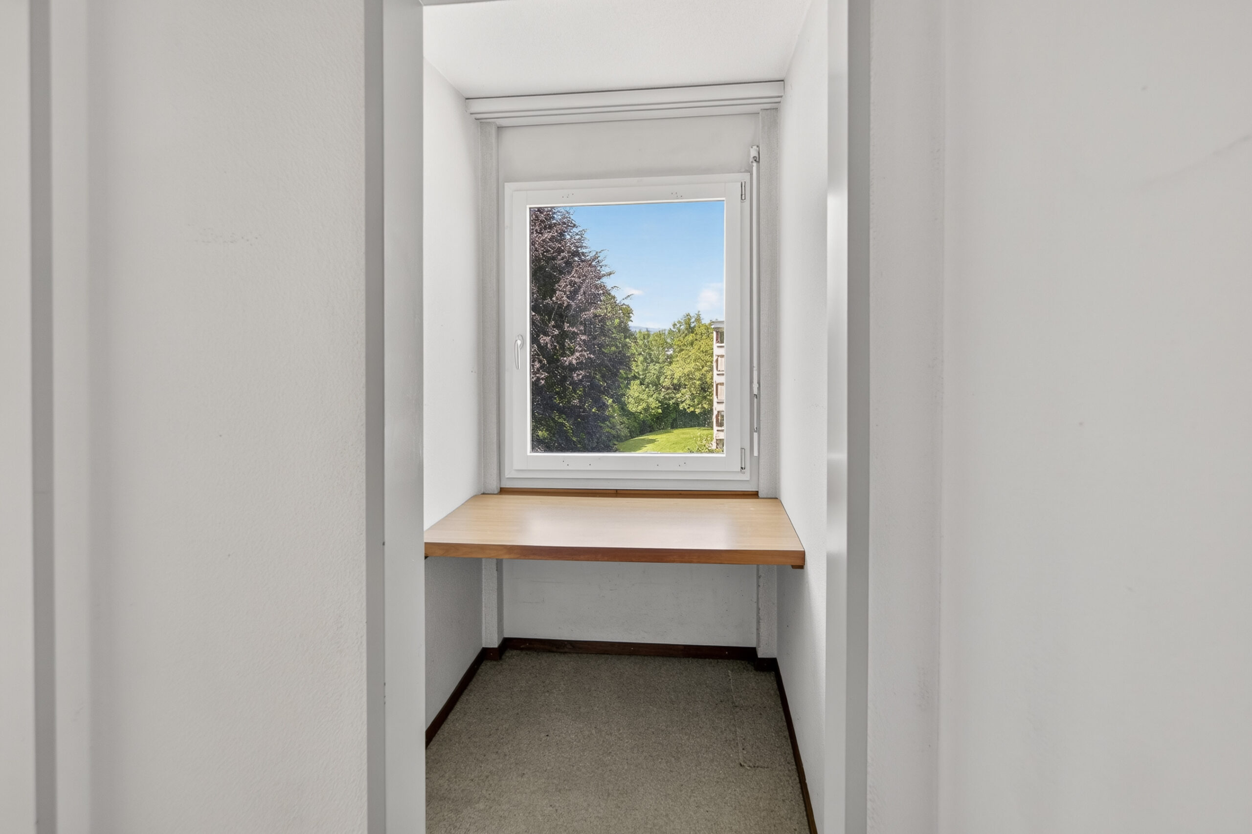 Schmaler Flurbereich mit Fensterbank