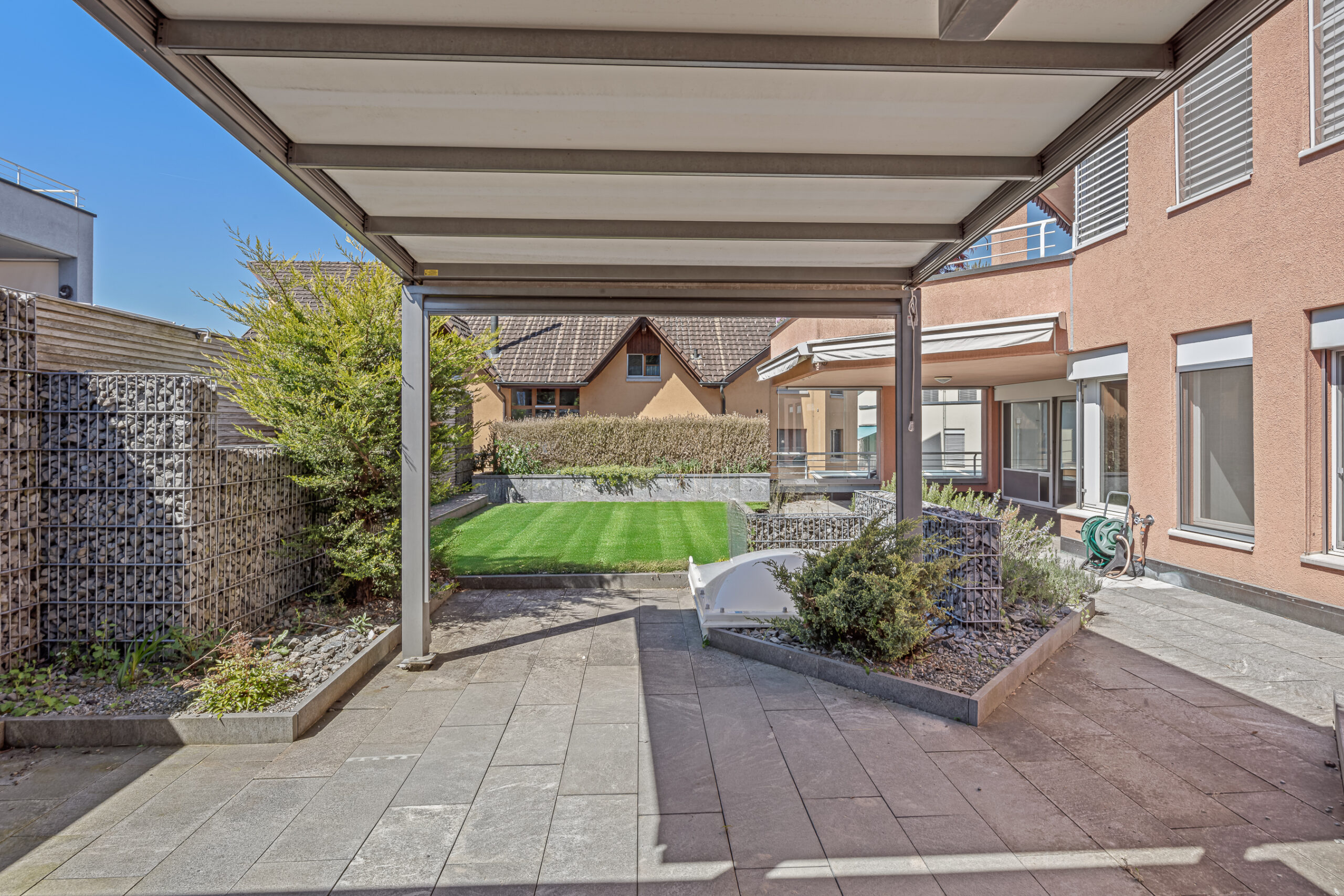 Überdachter Innenhof mit Garten und Terrasse