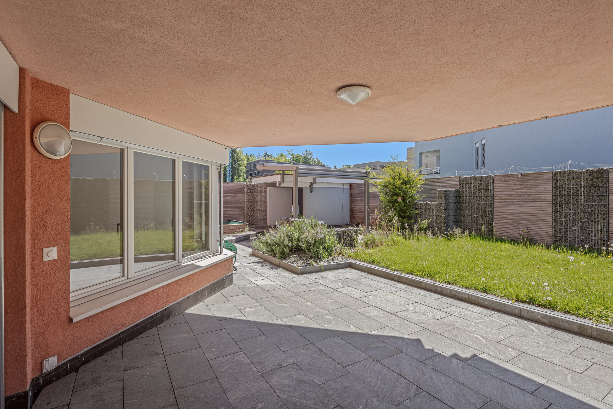 Überdachte Terrasse mit Gartenblick
