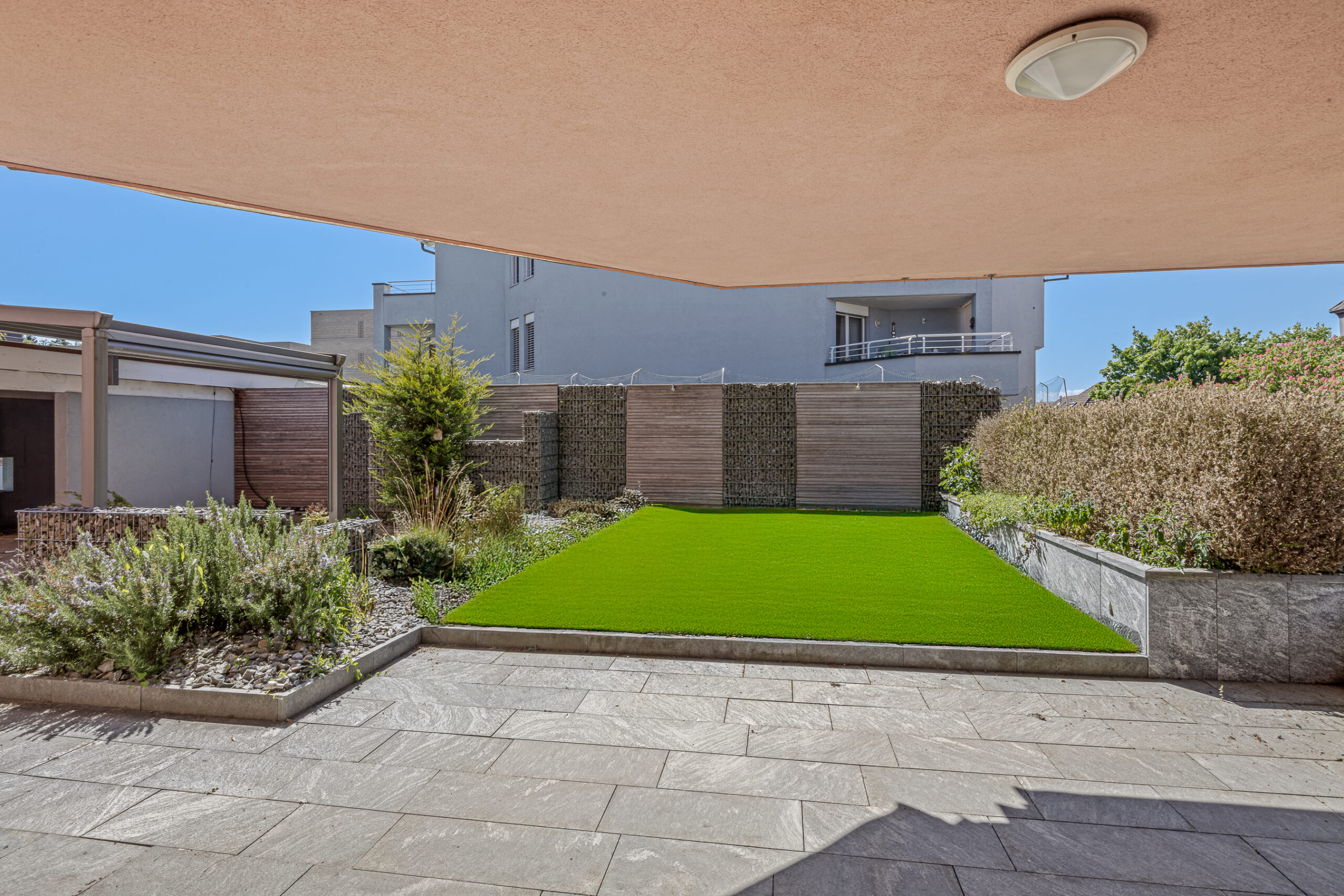 Moderner Außenbereich mit Terrasse und Garten