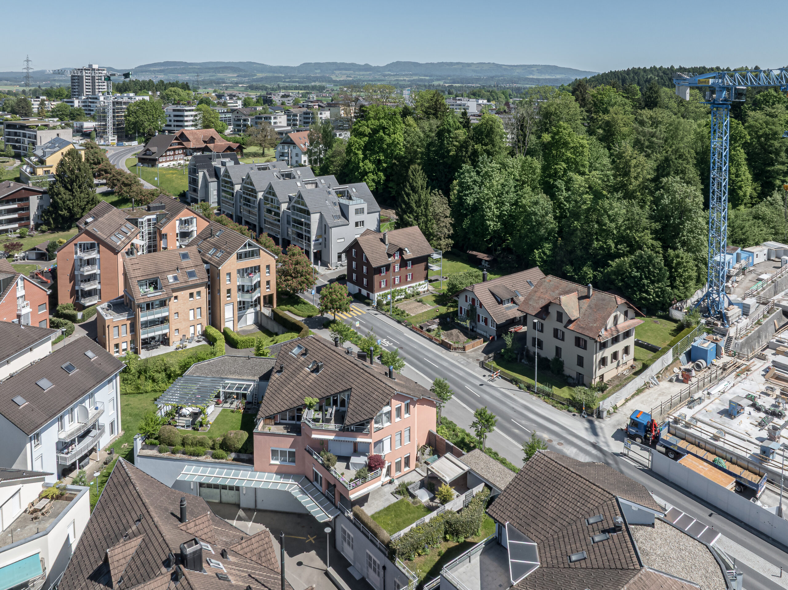 Städtische Luftaufnahme mit Wohnhäusern und Baustelle