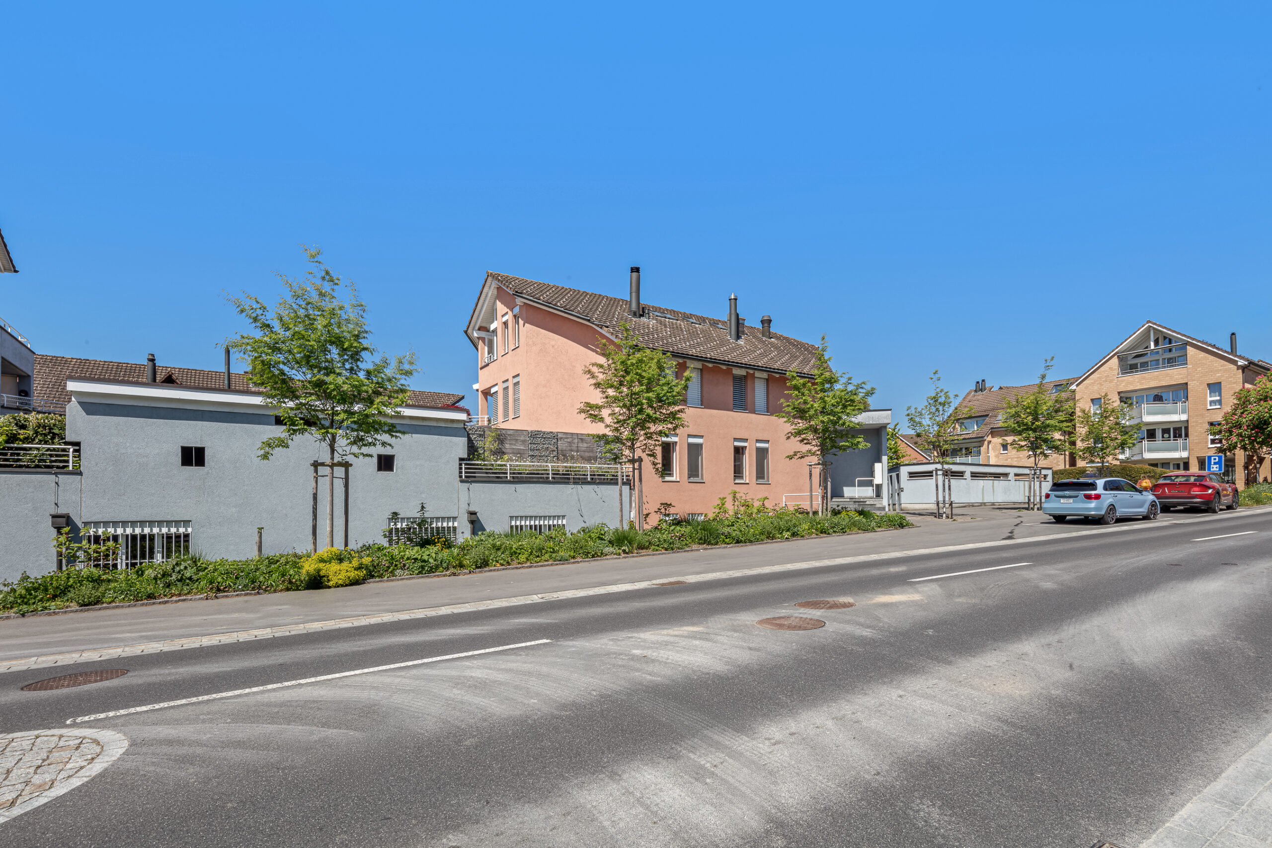 Wohnsiedlung mit Mehrfamilienhäusern an einer Straße