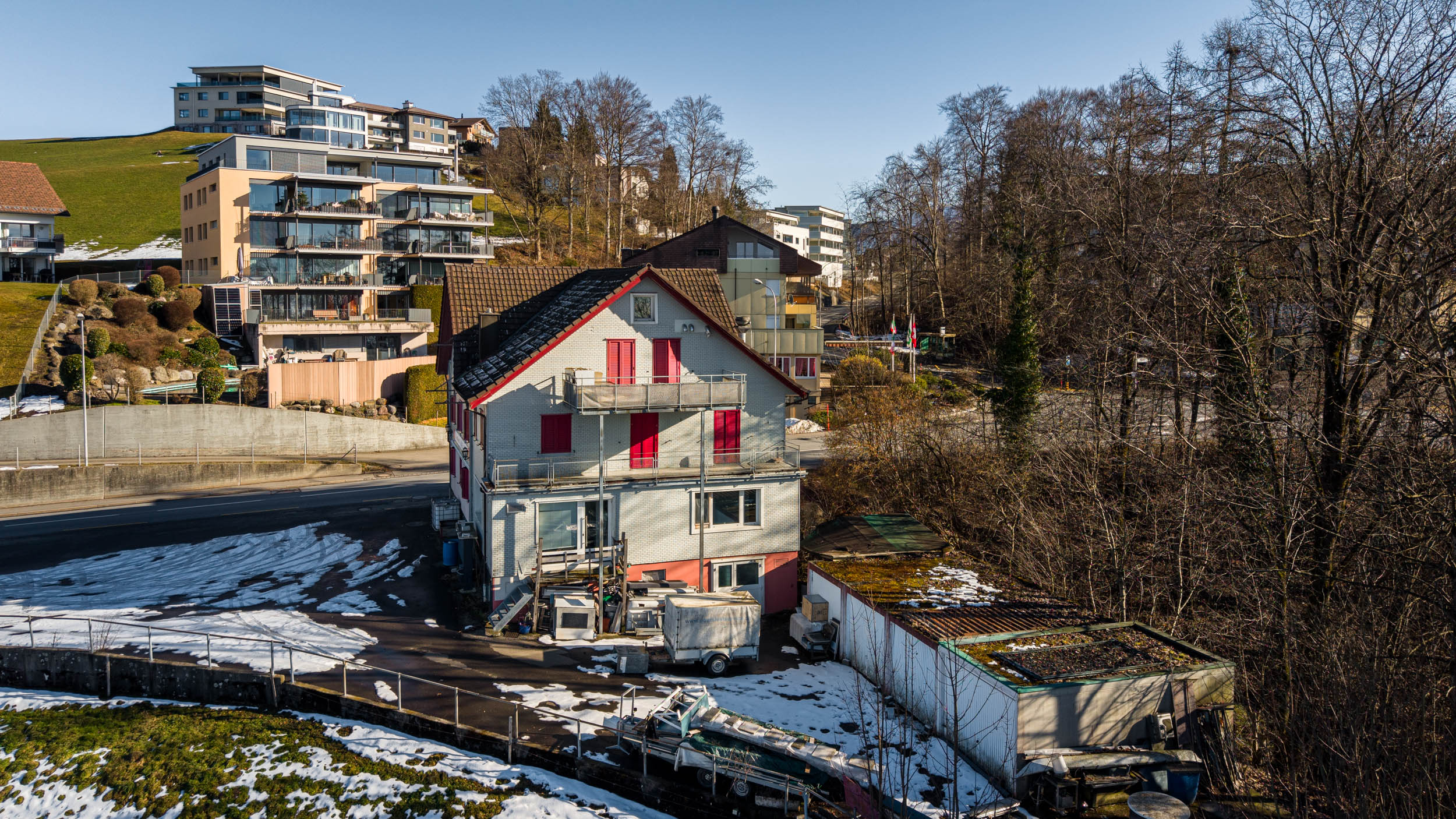 Außenansicht eines Hauses an einer Hanglage