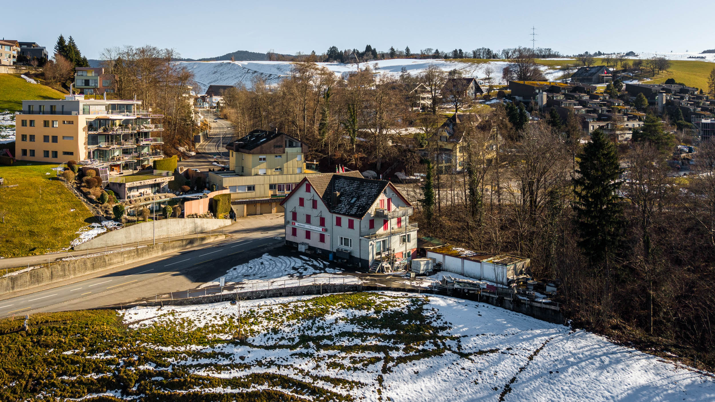 Luftaufnahme einer winterlichen Wohnsiedlung