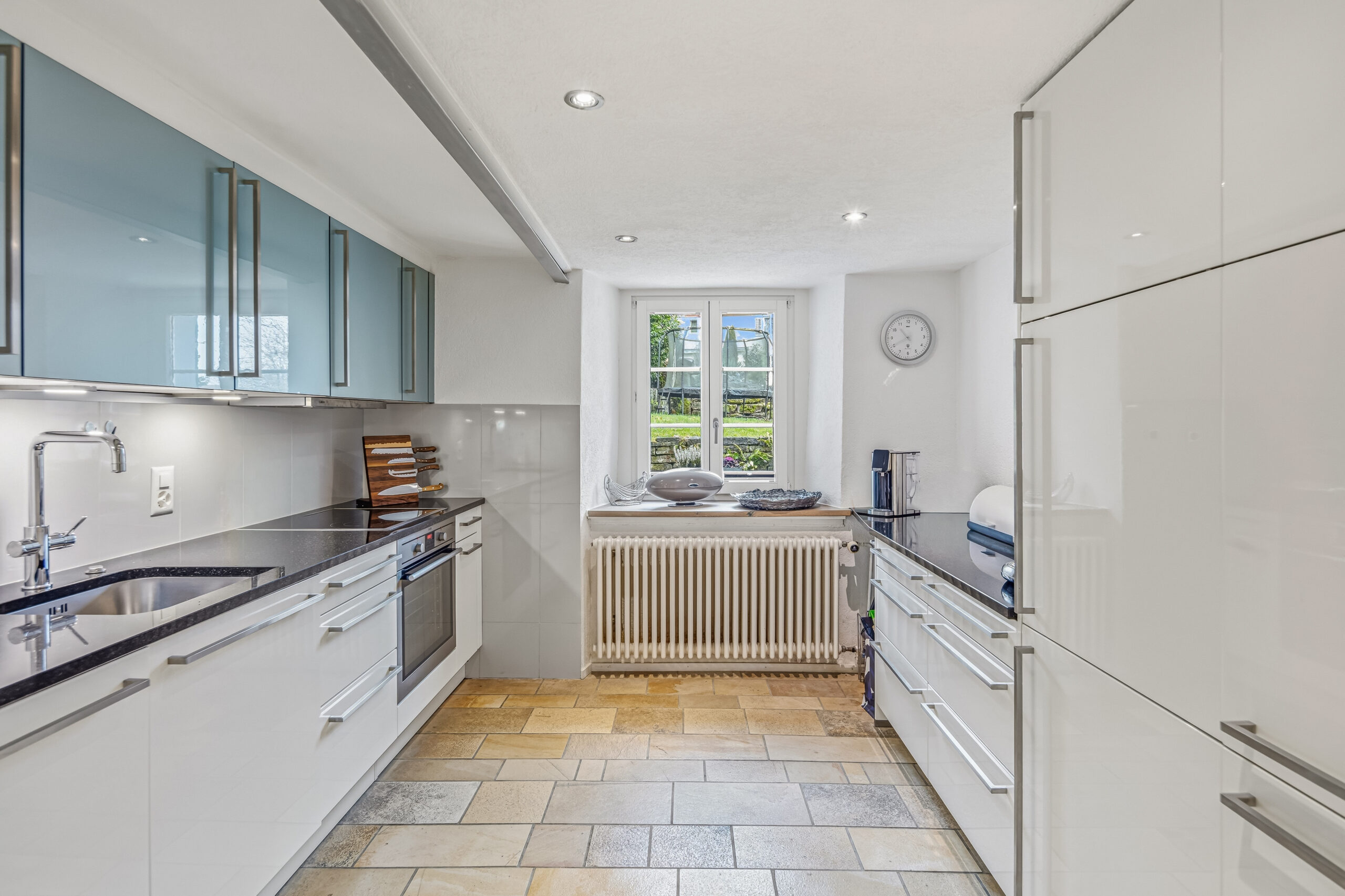 Helle moderne Küche mit schmalem Grundriss