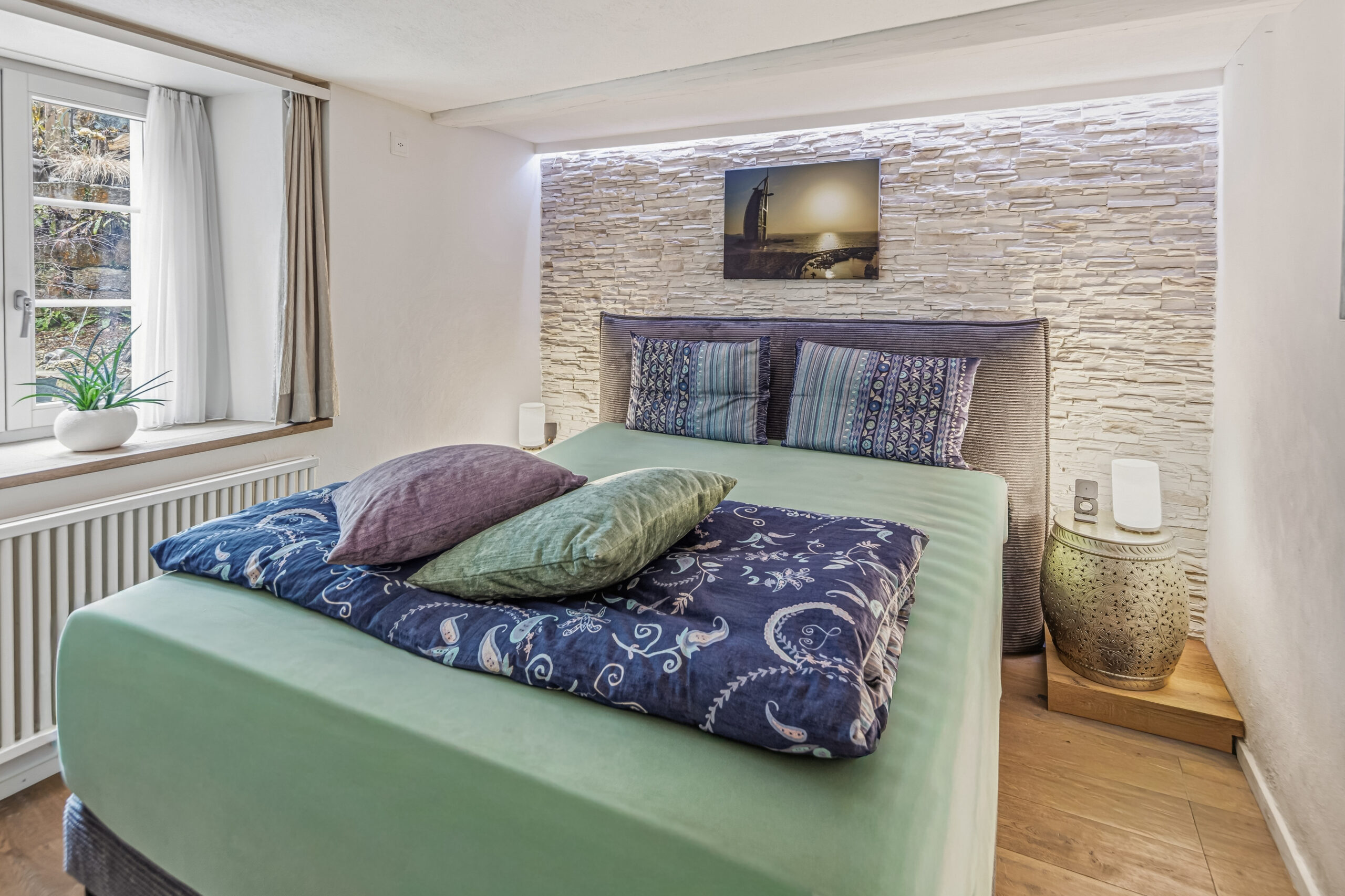 Gemütliches Schlafzimmer mit dekorativem Akzent und natürlichem Licht