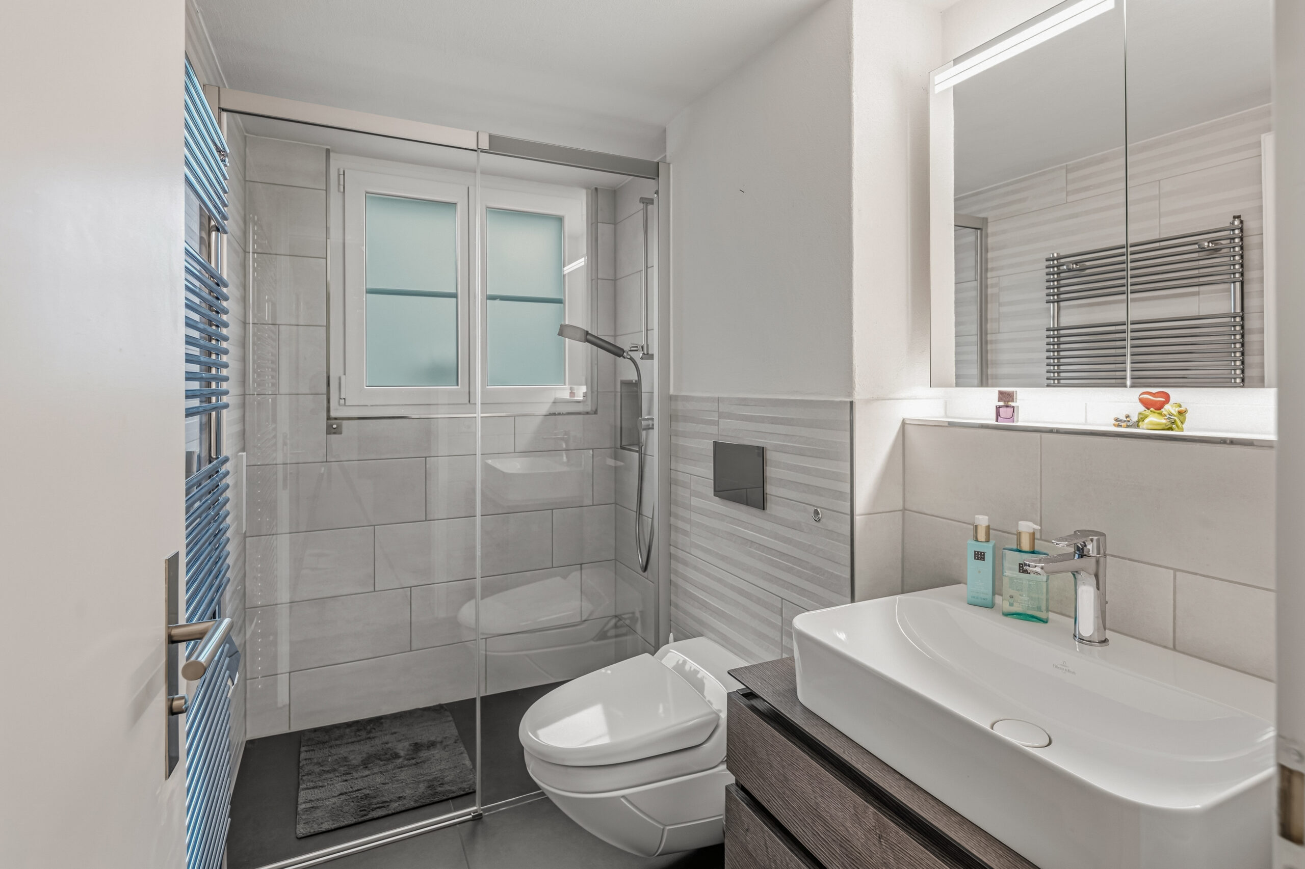 Modernes kleines Bad mit Dusche, WC und Waschtisch