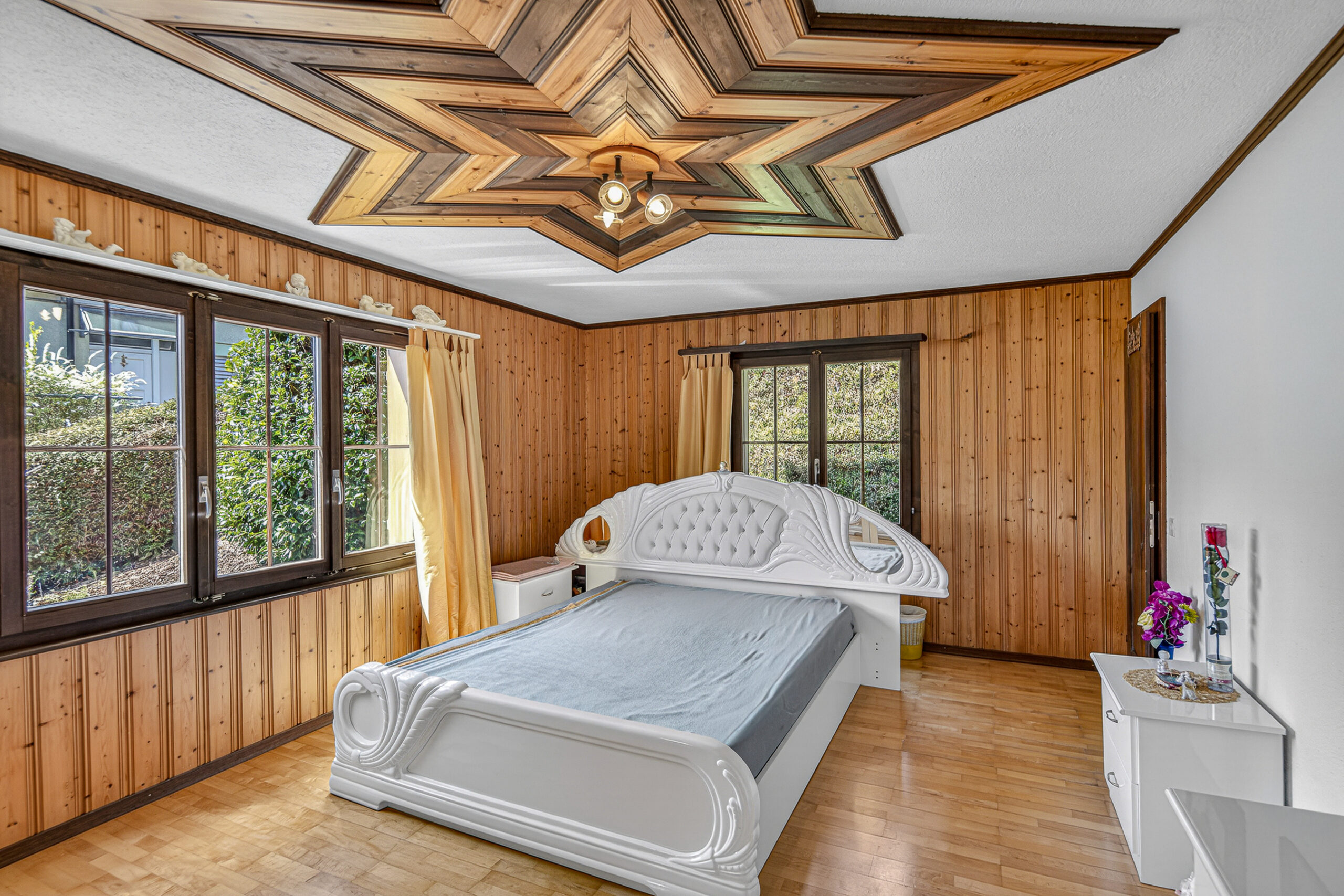 Rustikales Schlafzimmer mit Holzvertäfelung