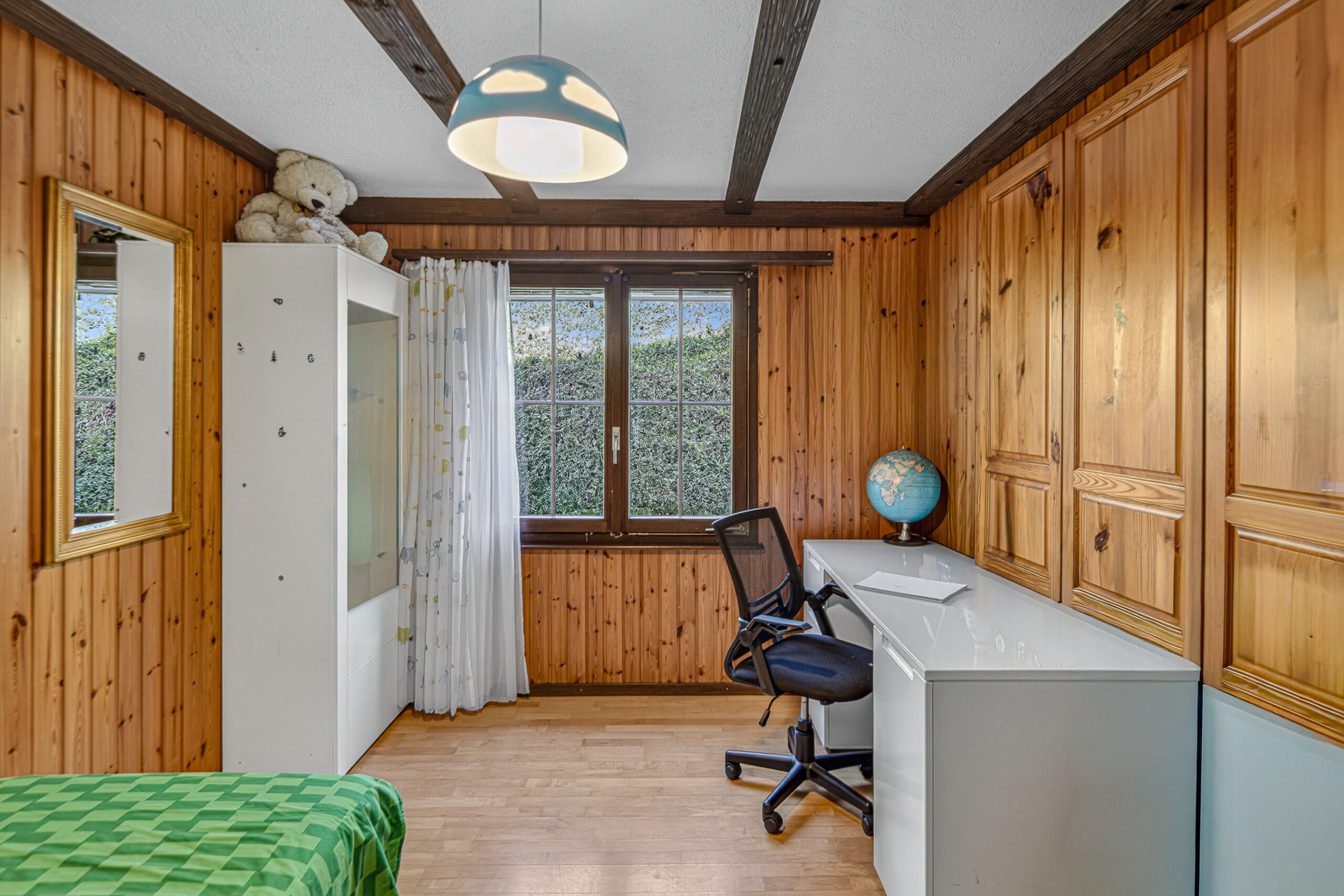 Gemütliches Arbeitszimmer mit Holzvertäfelung