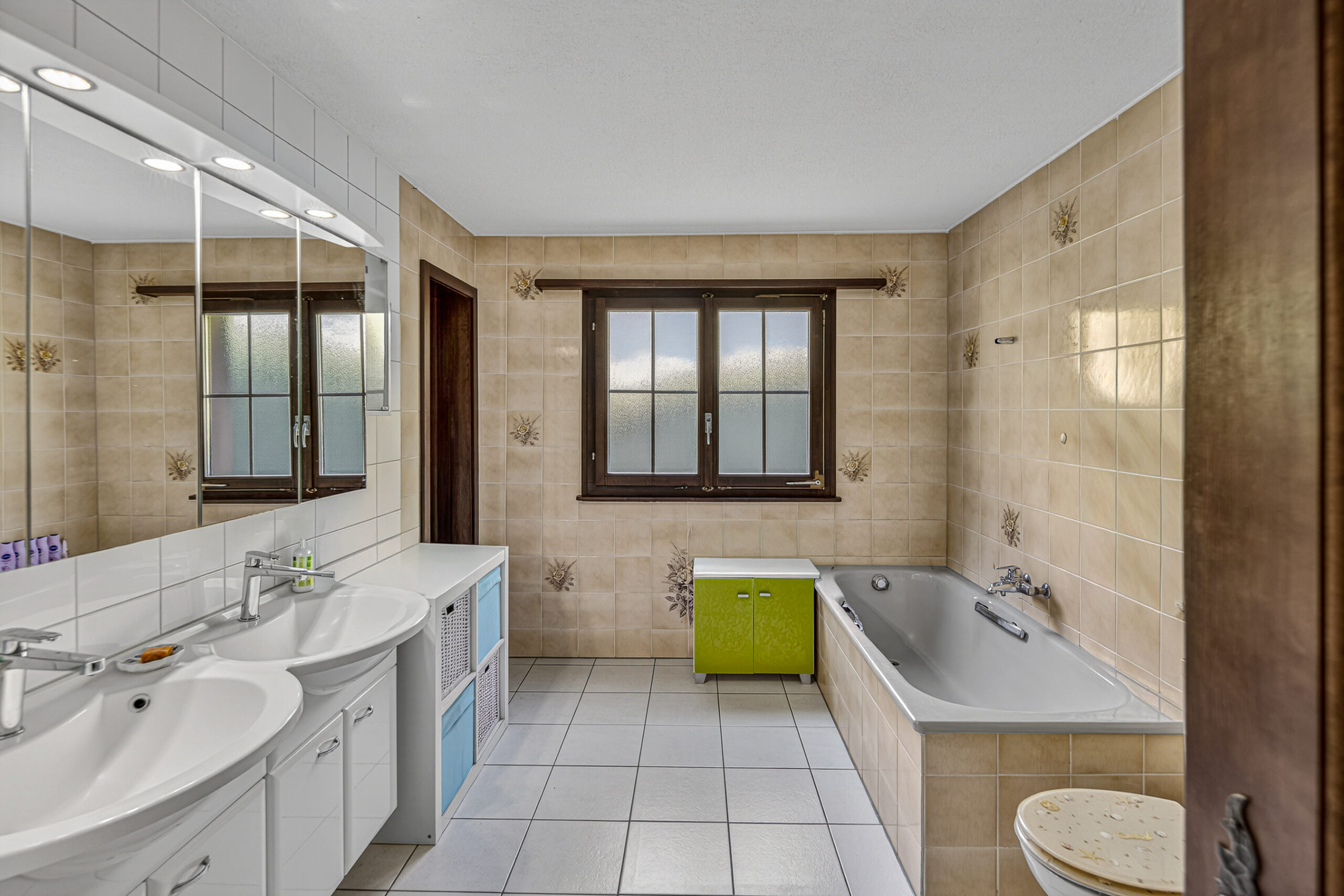 Badezimmer mit Badewanne und Doppelwaschbecken