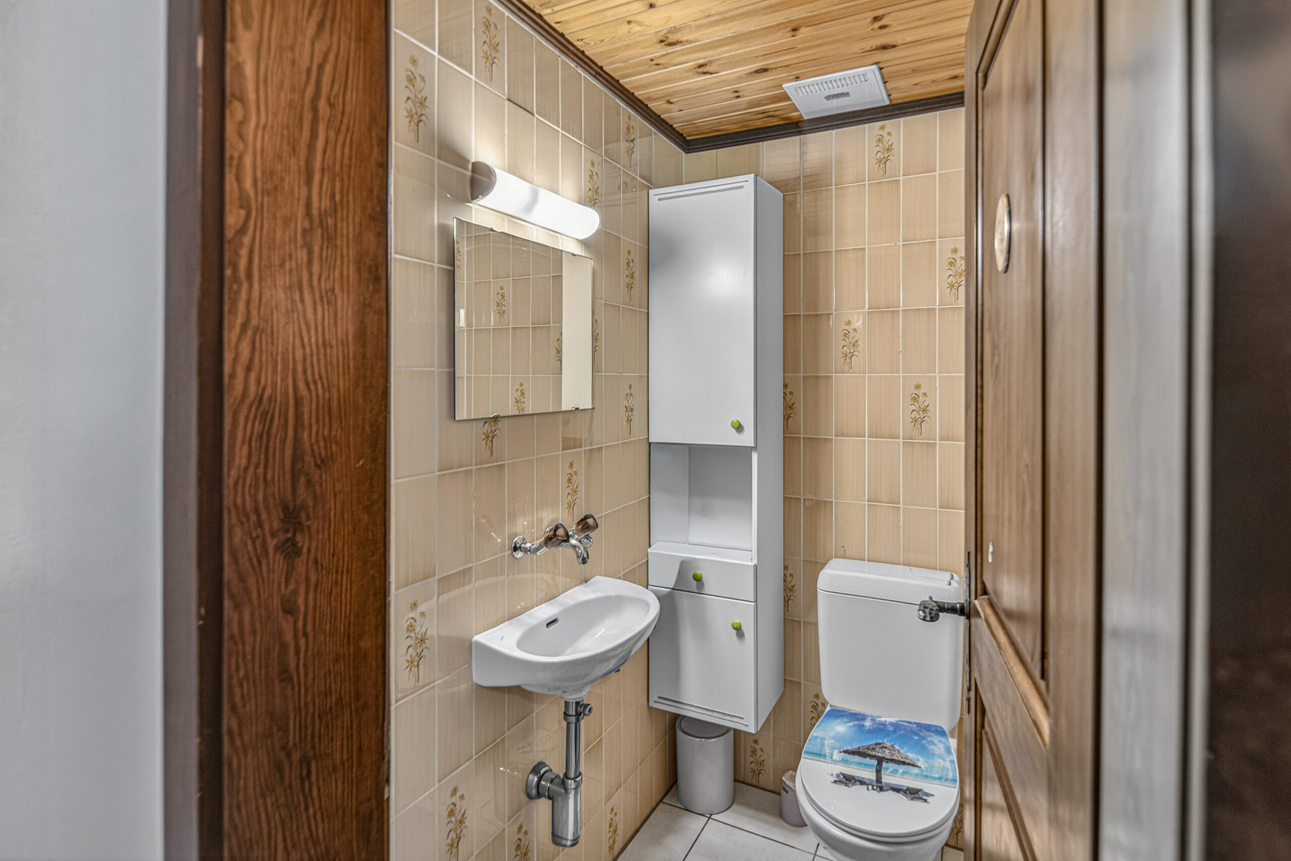Kleines Gäste-WC mit Retro-Fliesen und Holzakzenten
