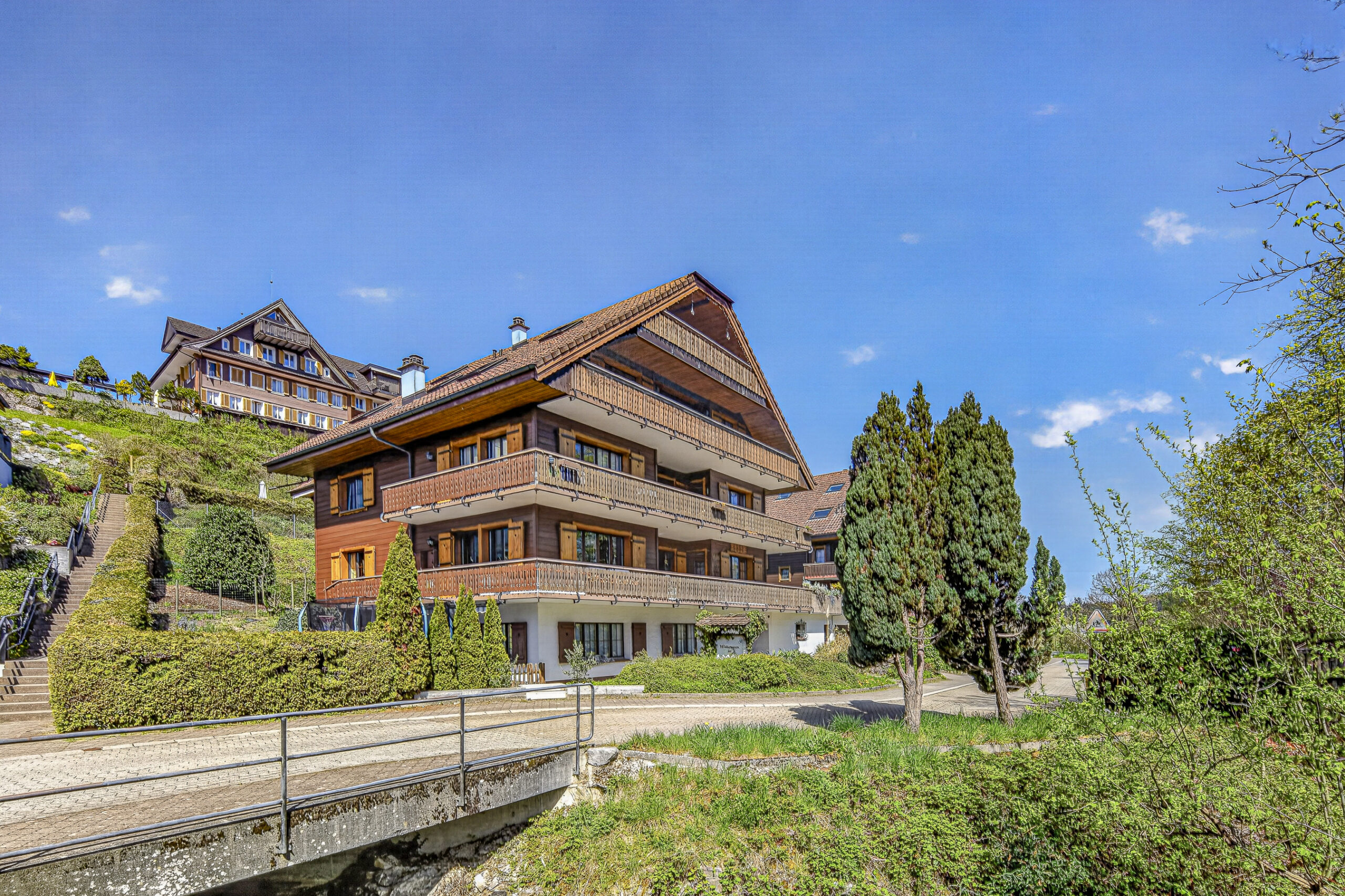 Alpines Wohngebäude mit Balkonen