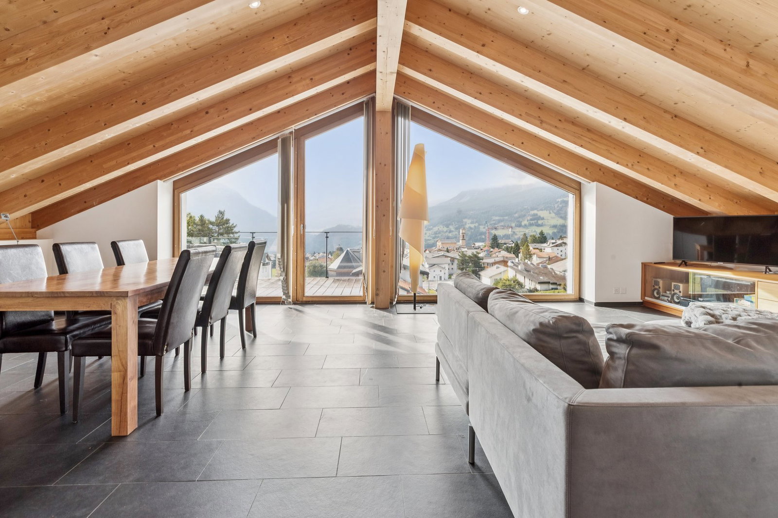 Offener Dachgeschoss-Wohnraum mit Alpenblick