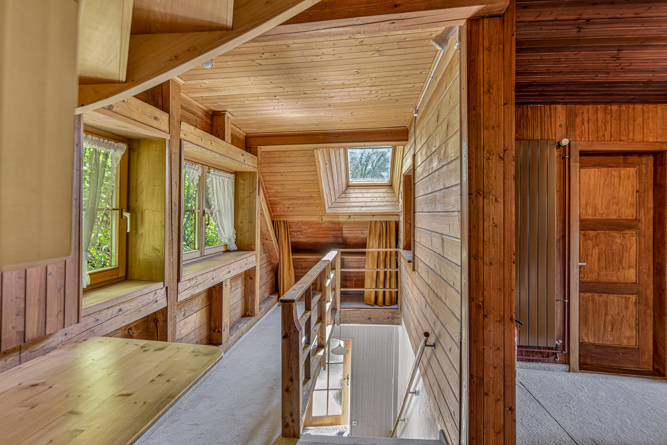 Holzverkleideter Treppenflur mit Galerie