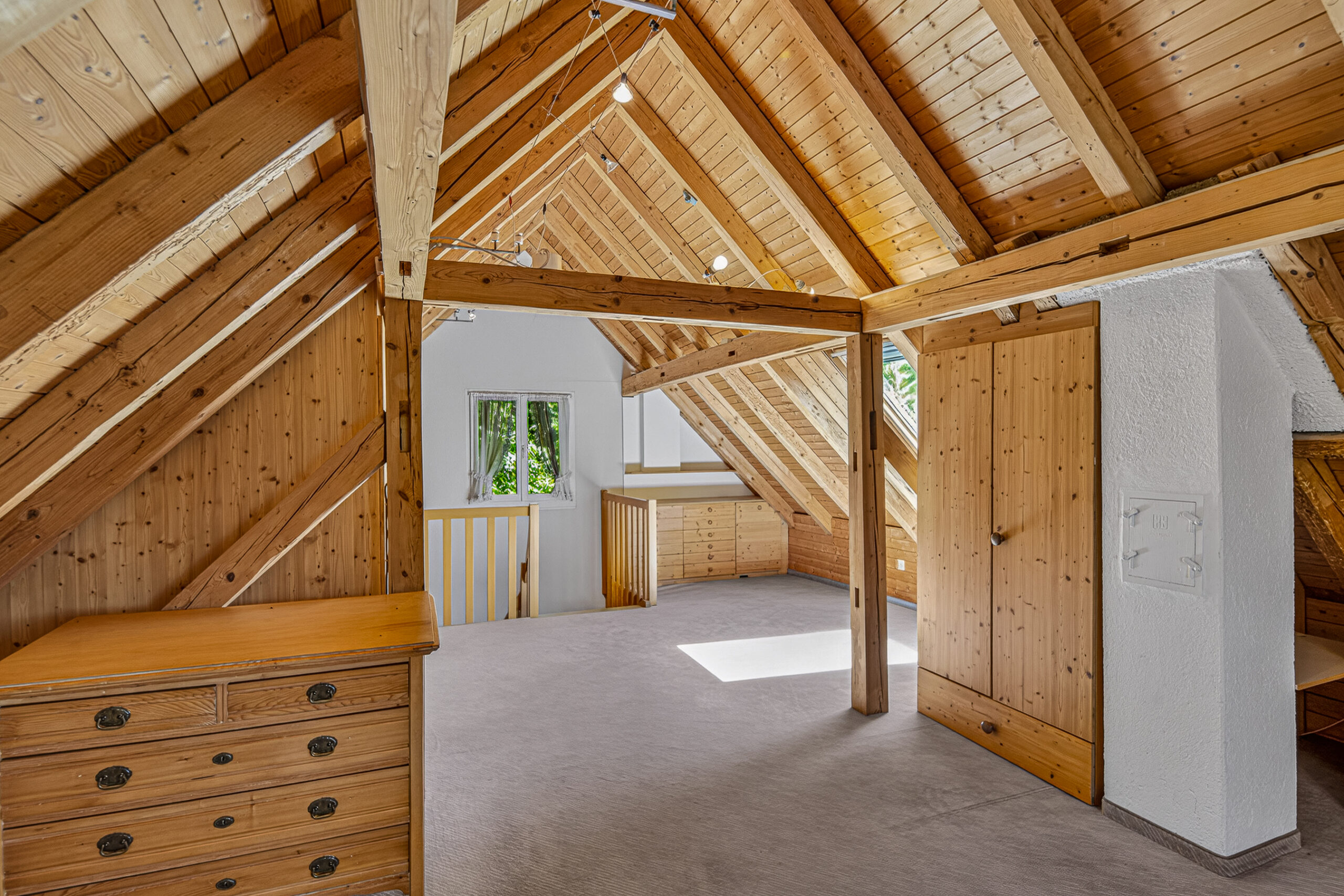 Dachgeschoss mit sichtbaren Holzbalken