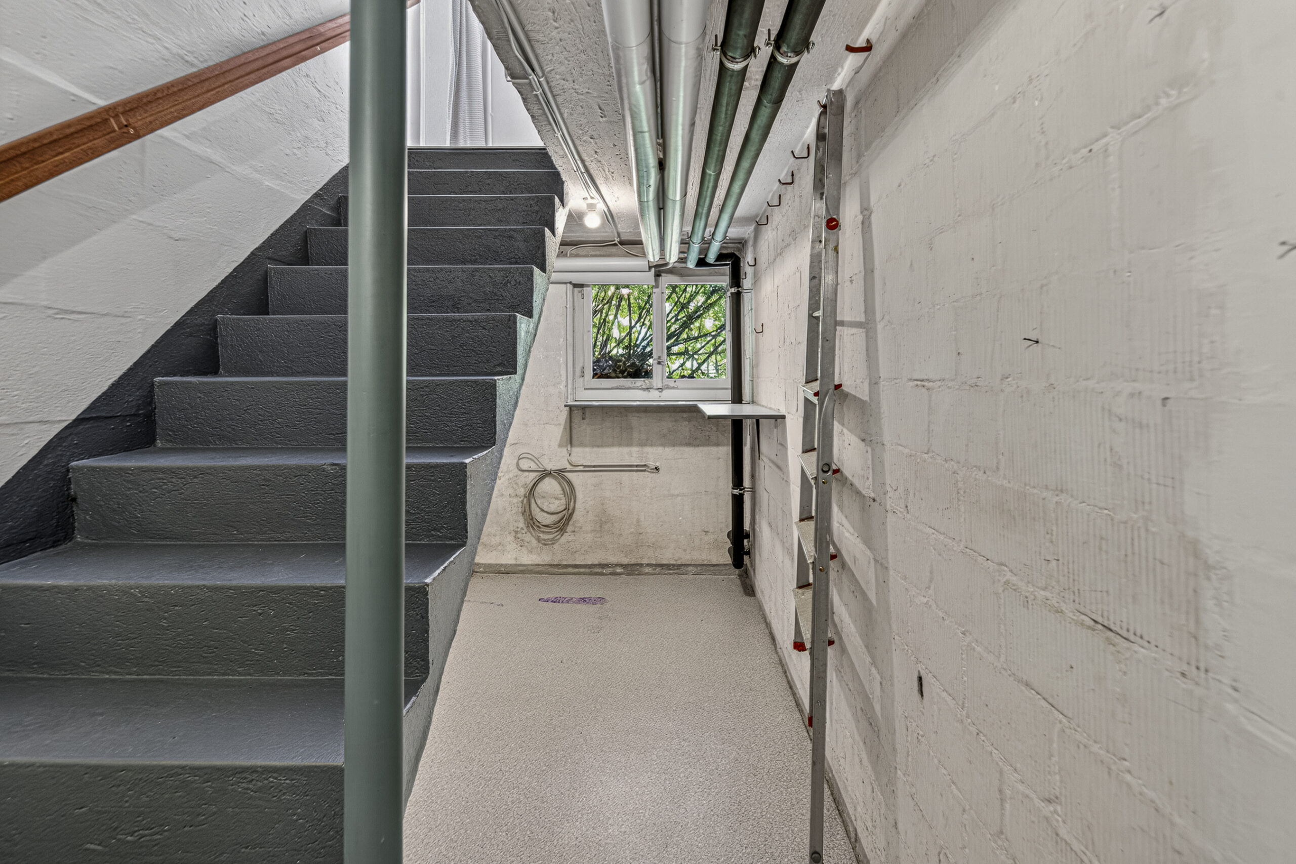 Kellerflur mit Treppe und Installationen